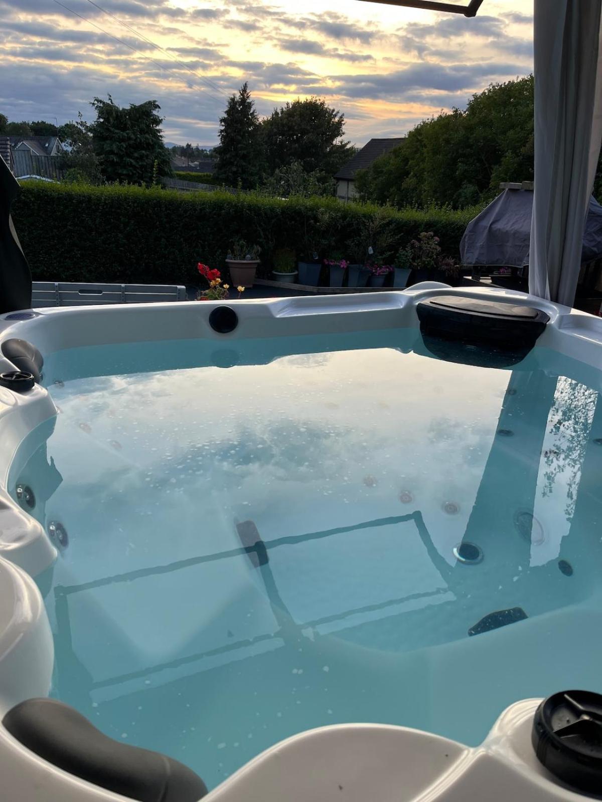Sunset Retreat Cabin, Private Hot Tub with Mini Cinema Projector & Garden views