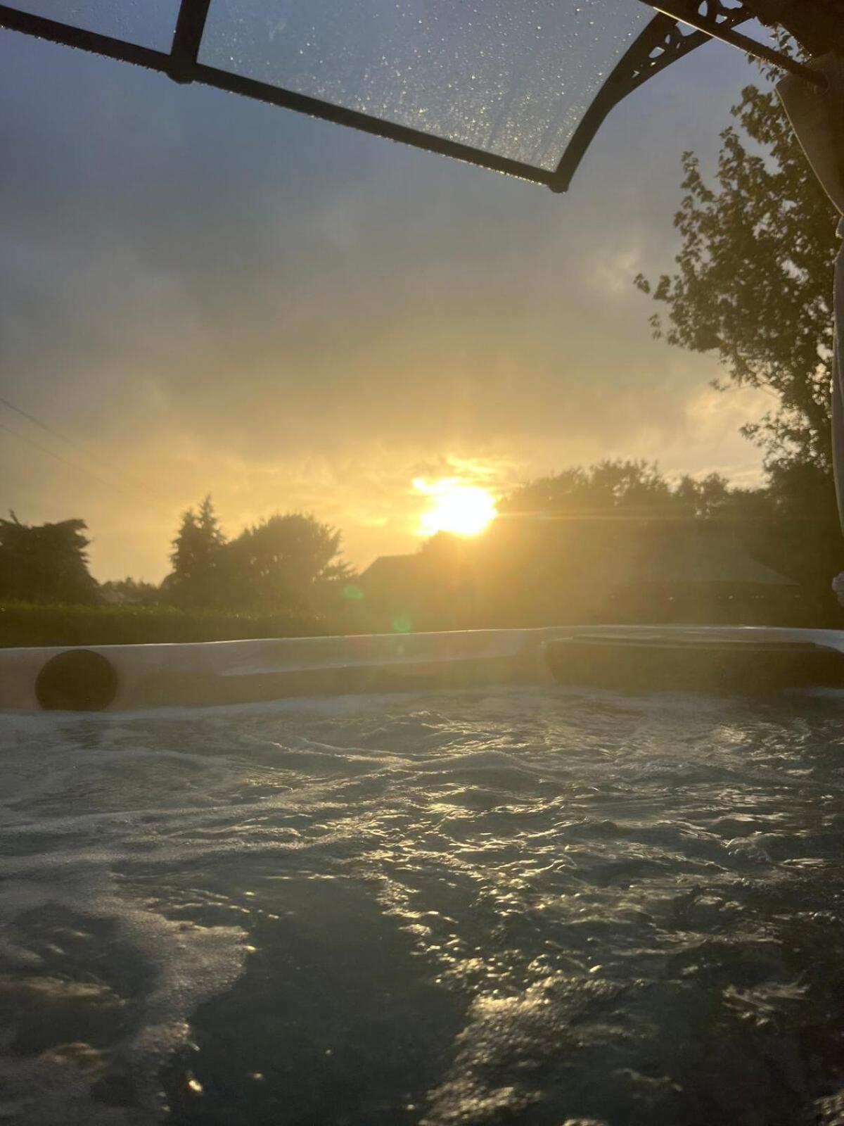 Sunset Retreat Cabin, Private Hot Tub with Mini Cinema Projector & Garden views