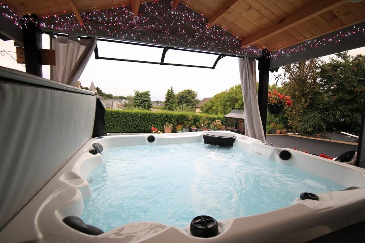 Sunset Retreat Cabin, Private Hot Tub with Mini Cinema Projector & Garden views