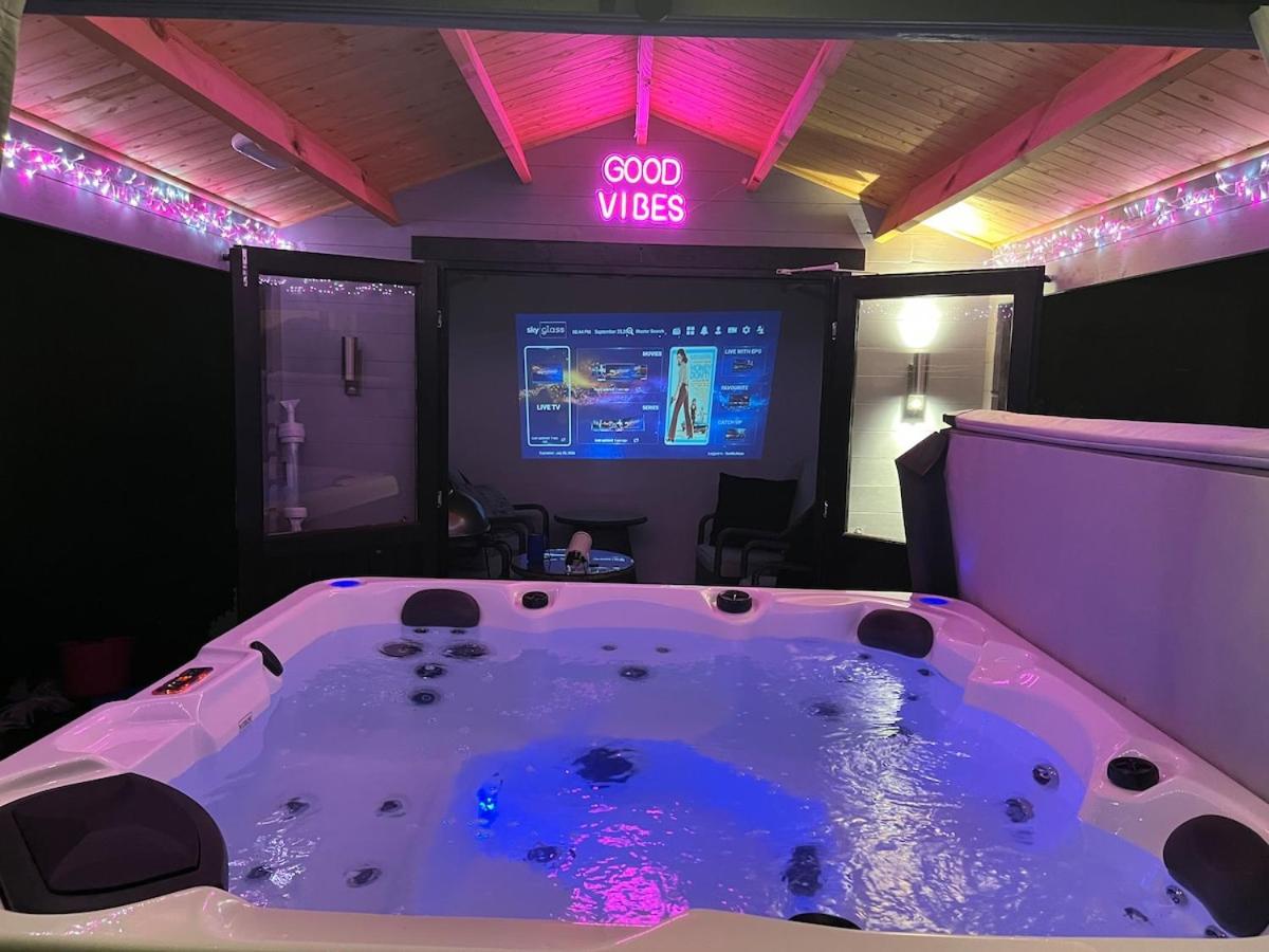 Sunset Retreat Cabin, Private Hot Tub with Mini Cinema Projector & Garden views