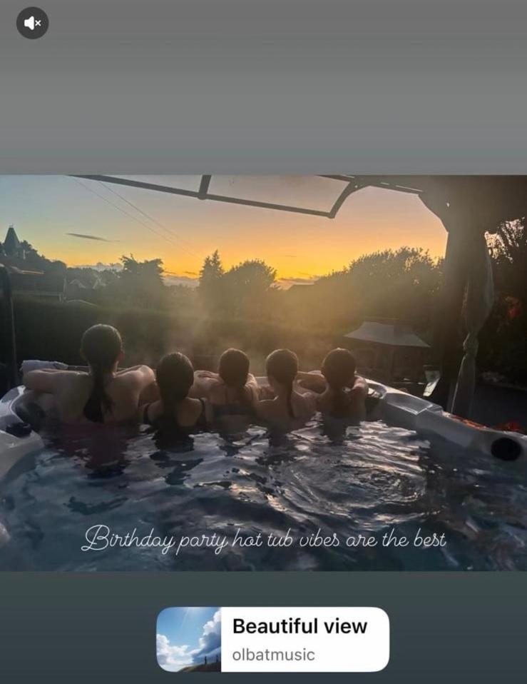 Sunset Retreat Cabin, Private Hot Tub with Mini Cinema Projector & Garden views