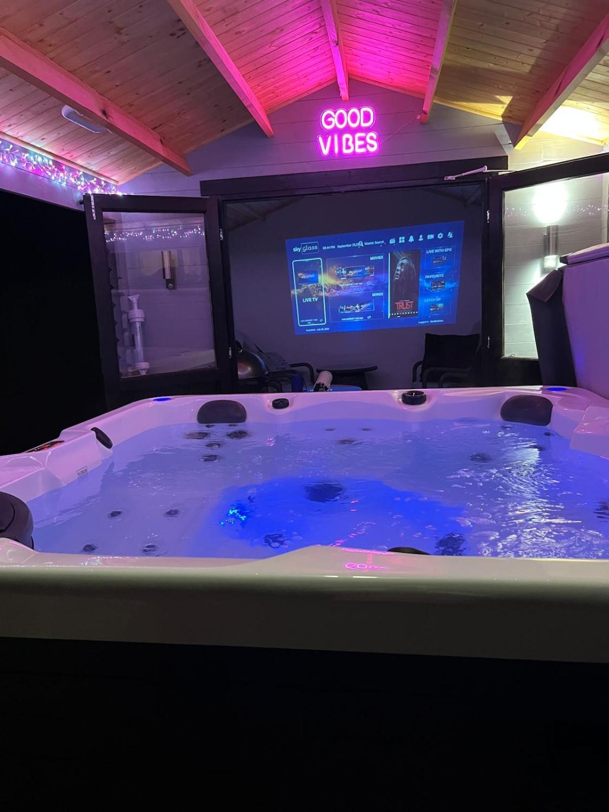 Sunset Retreat Cabin, Private Hot Tub with Mini Cinema Projector & Garden views