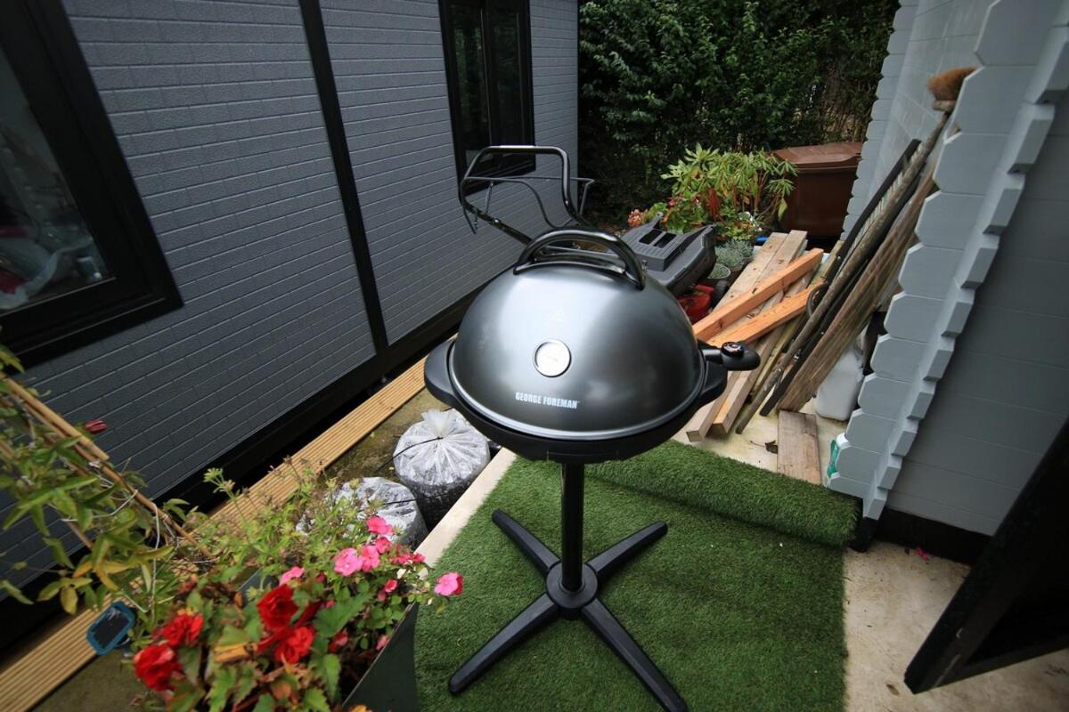 Sunset Retreat Cabin, Private Hot Tub with Mini Cinema Projector & Garden views