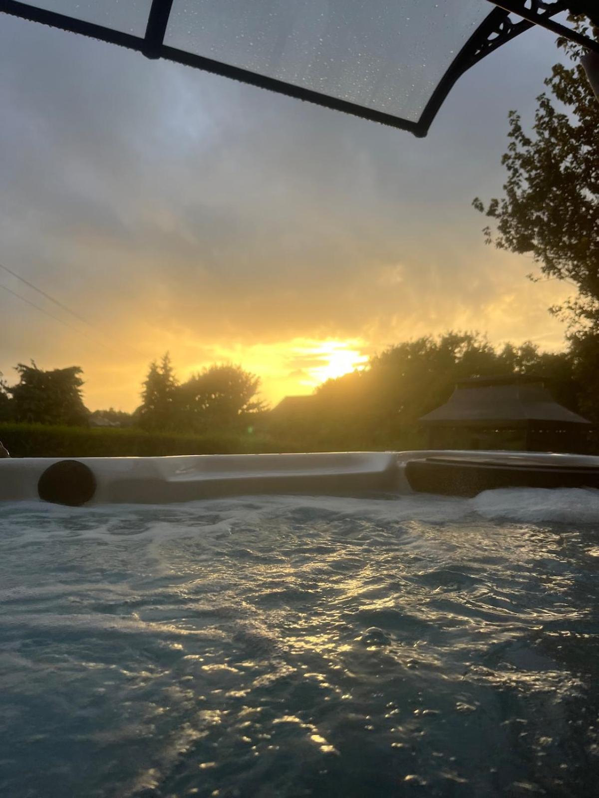 Sunset Retreat Cabin, Private Hot Tub with Mini Cinema Projector & Garden views