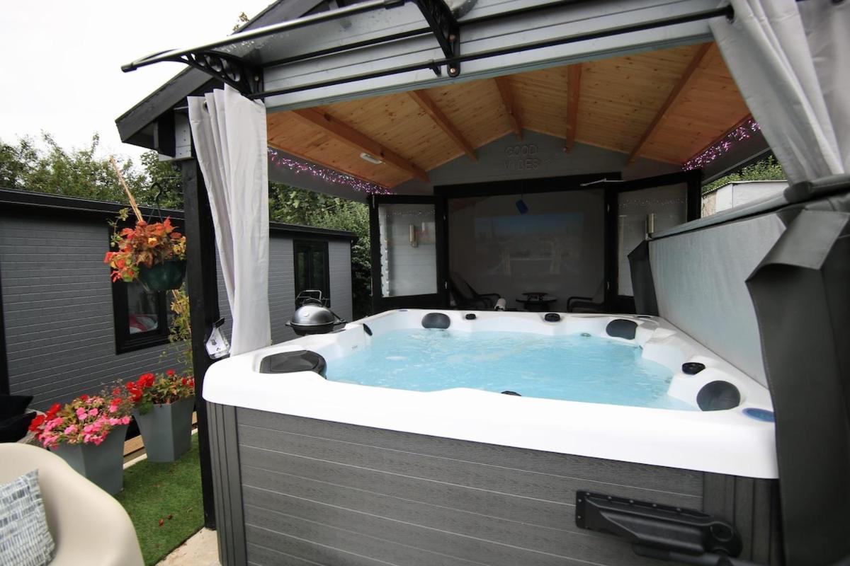 Sunset Retreat Cabin, Private Hot Tub with Mini Cinema Projector & Garden views
