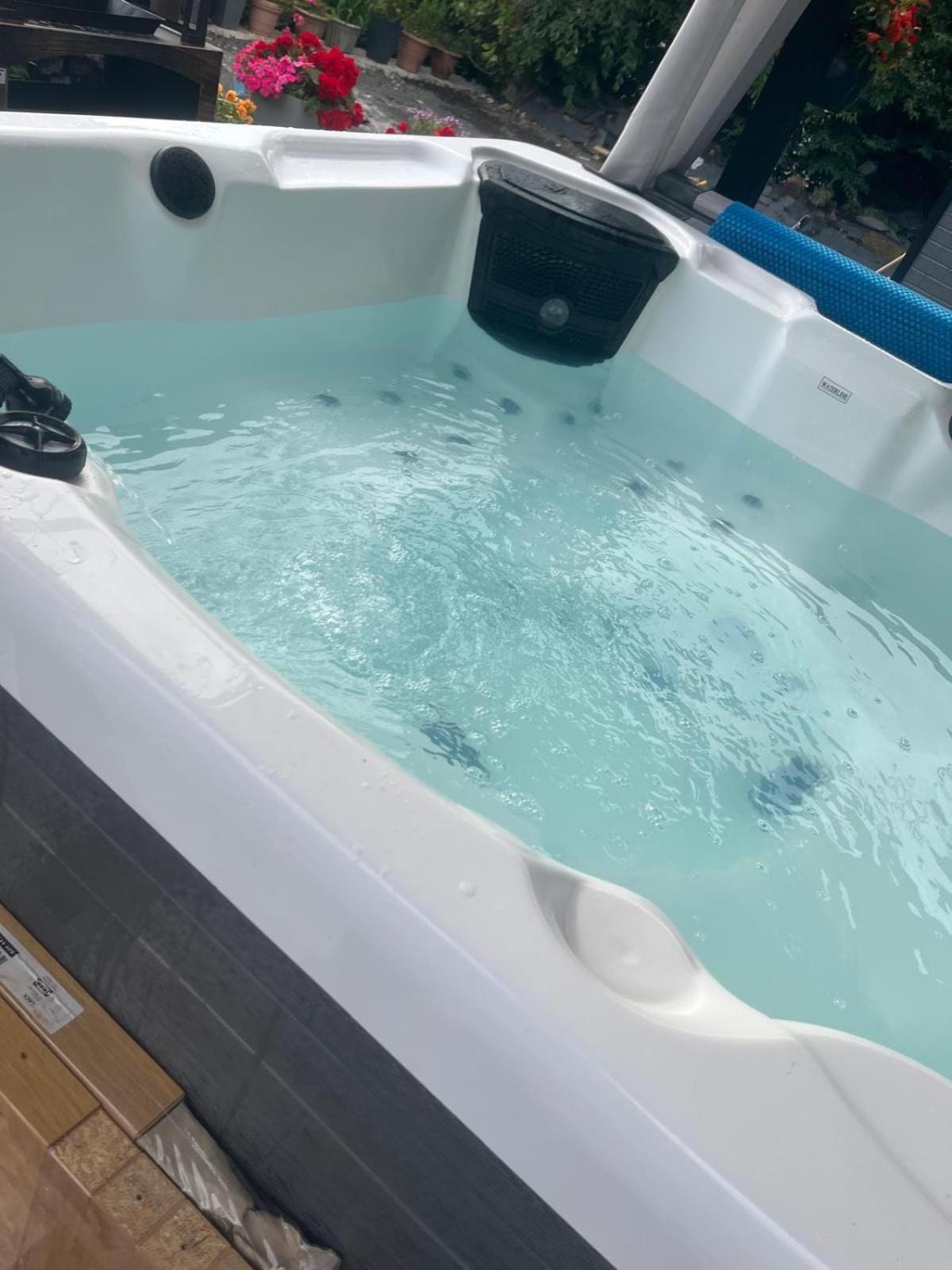 Sunset Retreat Cabin, Private Hot Tub with Mini Cinema Projector & Garden views