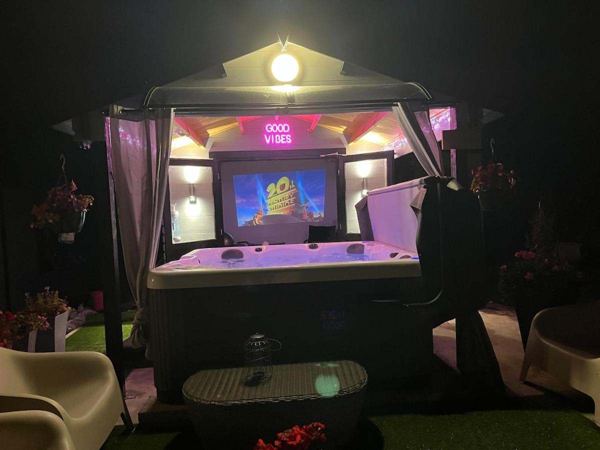 Sunset Retreat Cabin, Private Hot Tub with Mini Cinema Projector & Garden views