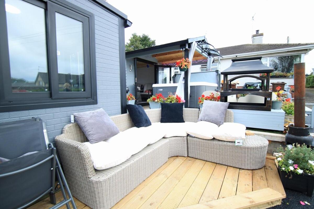 Sunset Retreat Cabin, Private Hot Tub with Mini Cinema Projector & Garden views