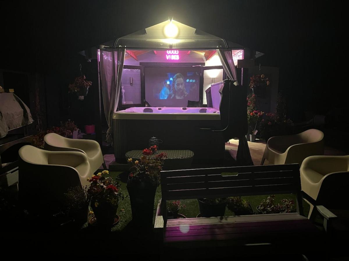 Sunset Retreat Cabin, Private Hot Tub with Mini Cinema Projector & Garden views