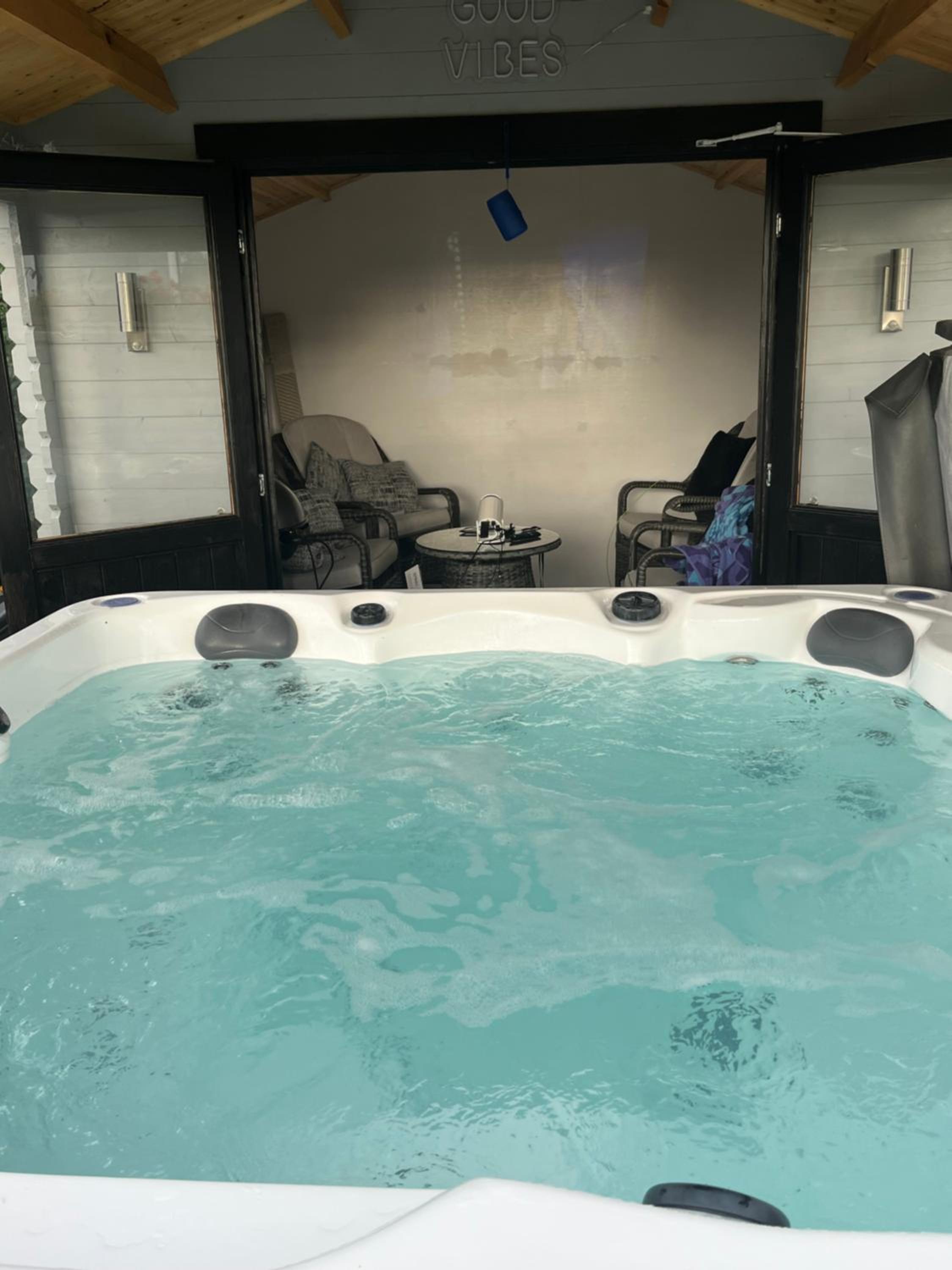 Sunset Retreat Cabin, Private Hot Tub with Mini Cinema Projector & Garden views