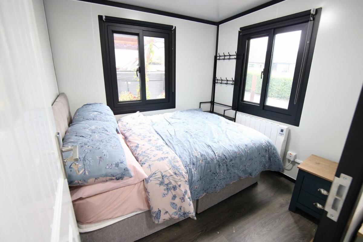 Sunset Retreat Cabin, Private Hot Tub with Mini Cinema Projector & Garden views