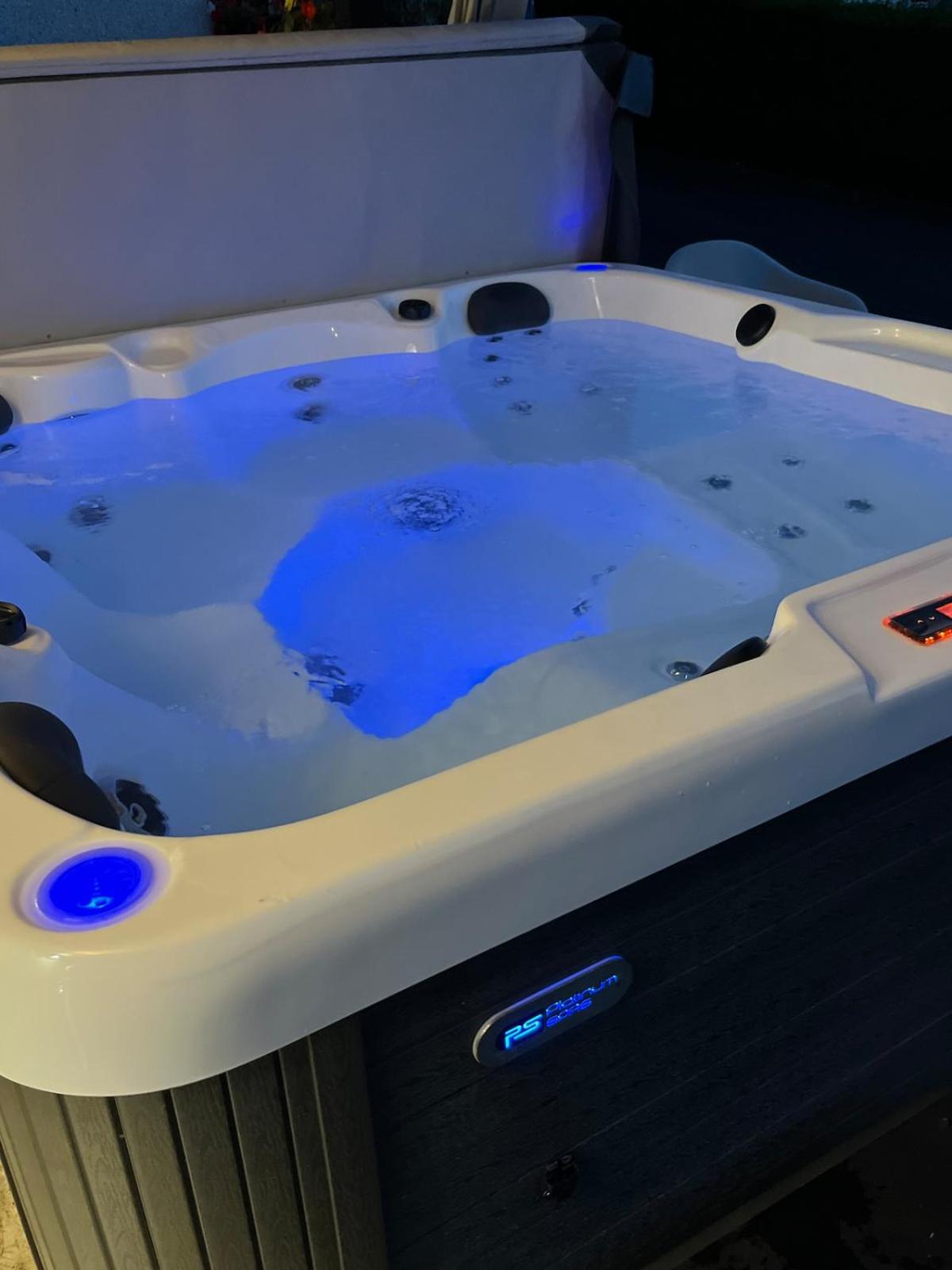 Sunset Retreat Cabin, Private Hot Tub with Mini Cinema Projector & Garden views