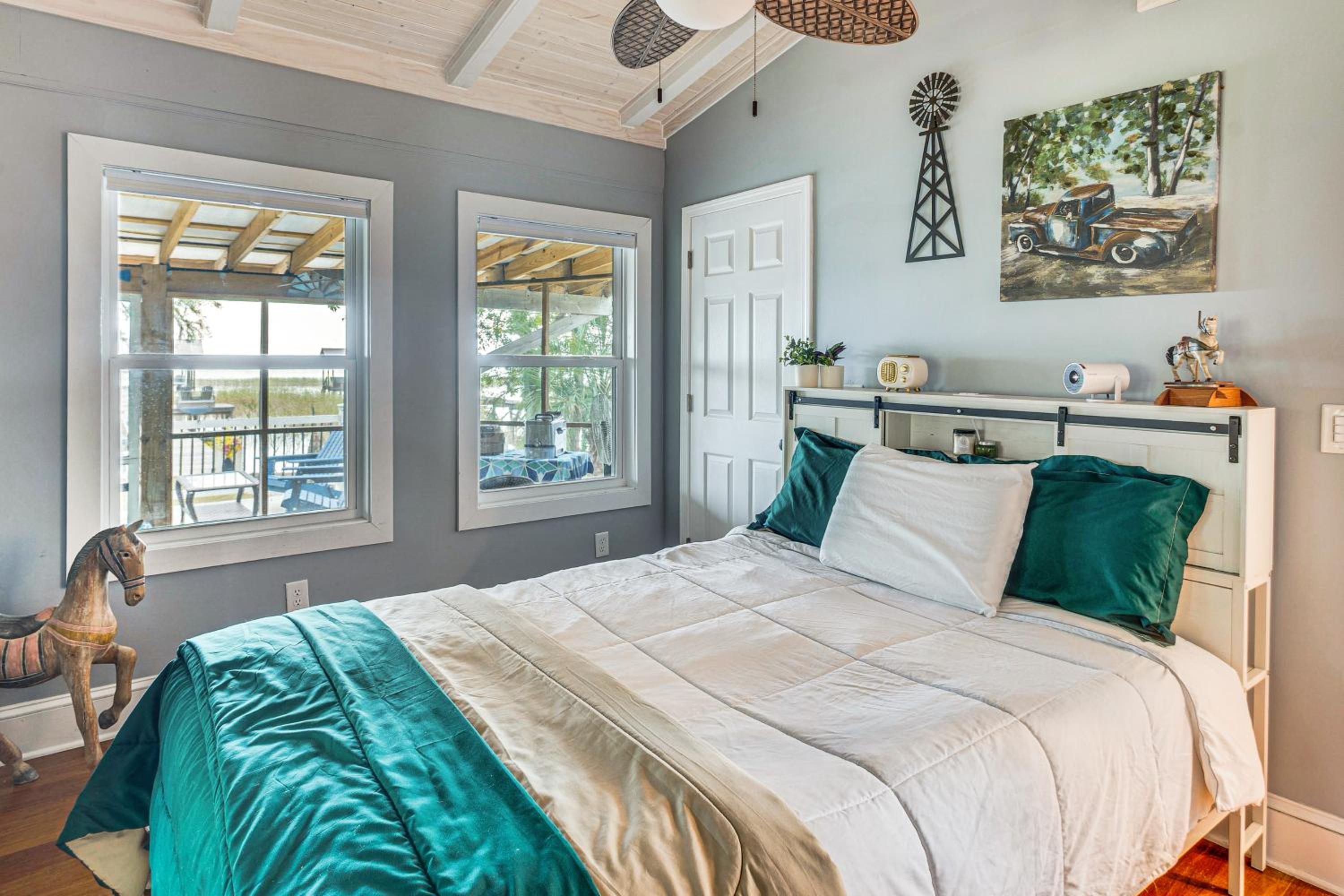 Fish, Swim and Grill Lakefront Carolina Home!