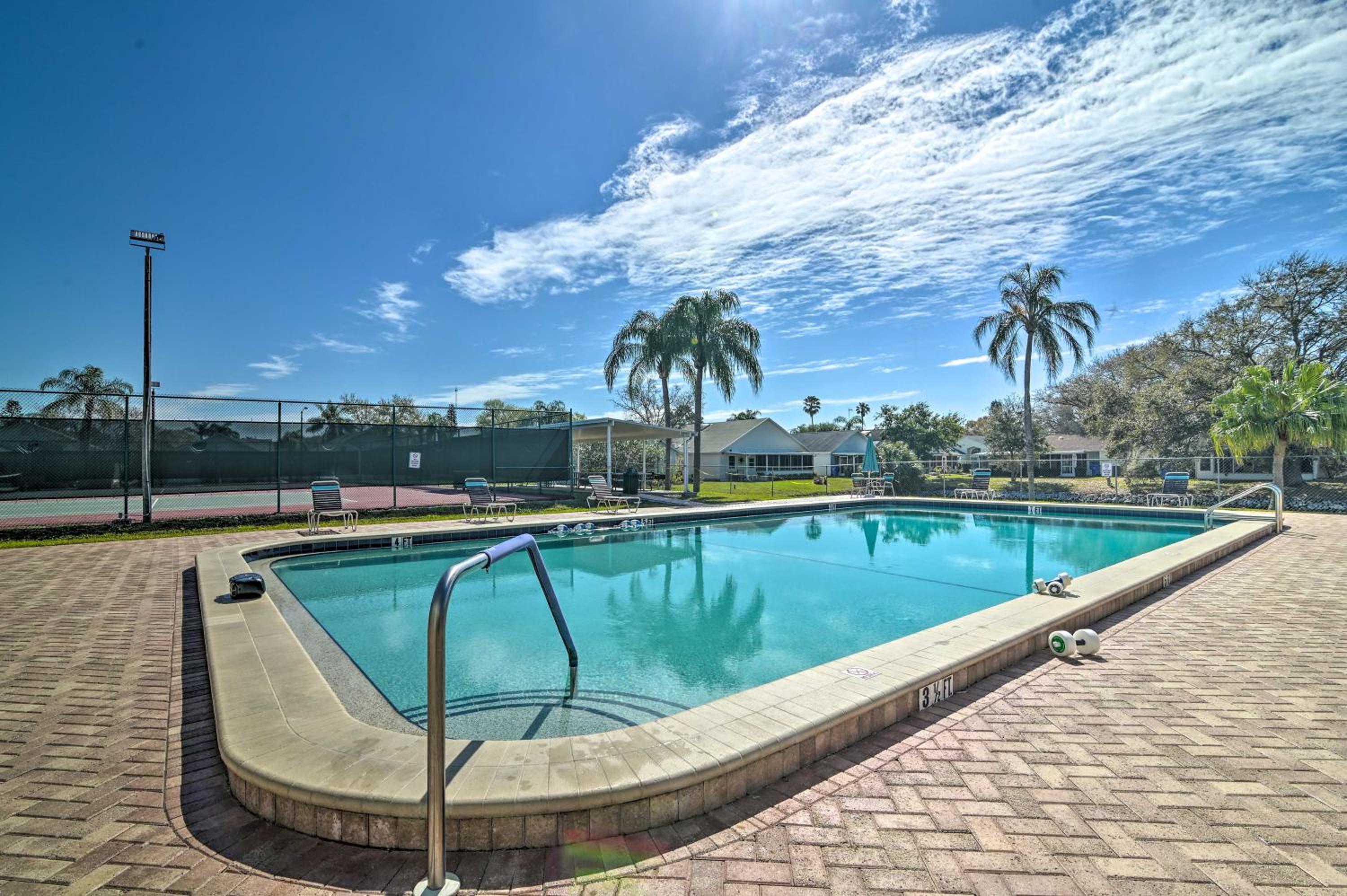 Pool Access Condo 4 Mi to Bradenton Riverwalk!