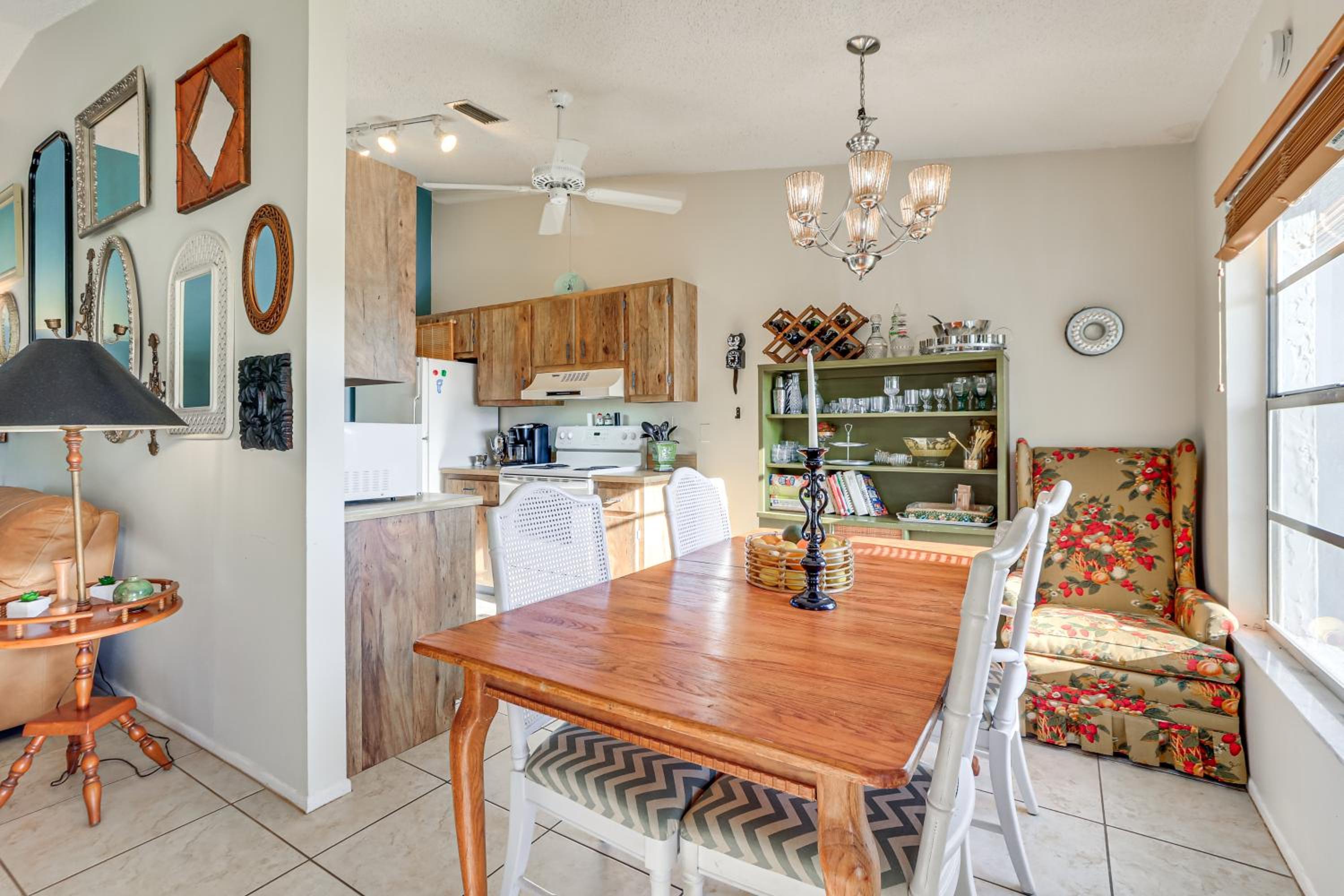 Pool Access Condo 4 Mi to Bradenton Riverwalk!