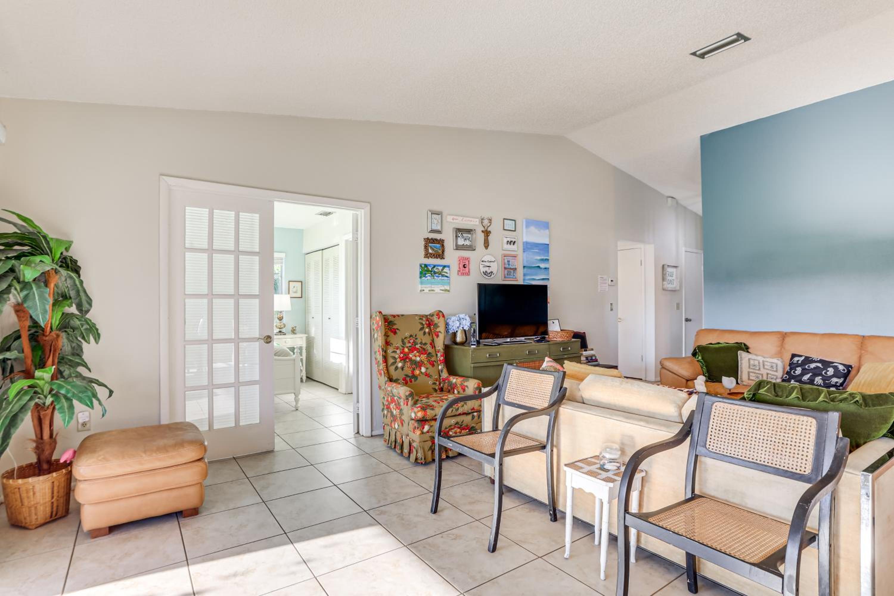 Pool Access Condo 4 Mi to Bradenton Riverwalk!
