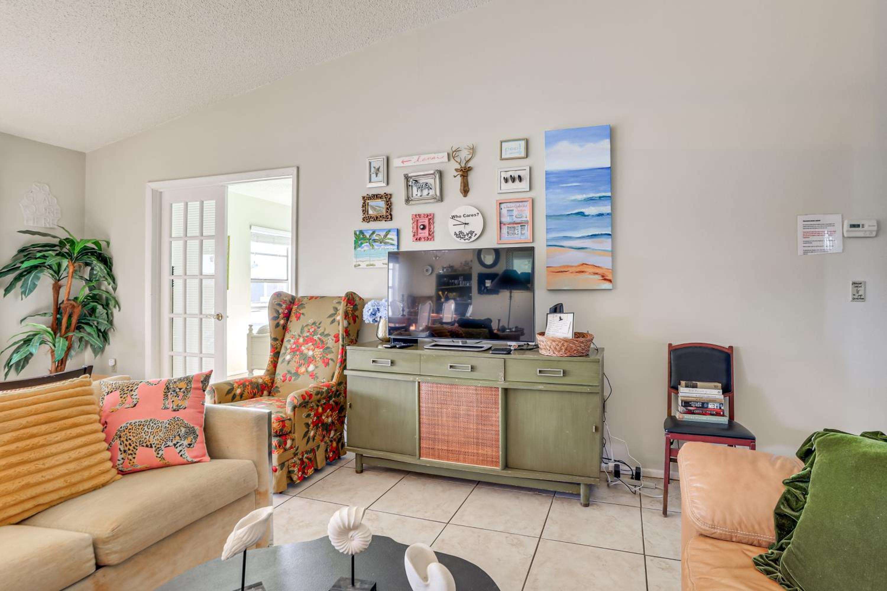 Pool Access Condo 4 Mi to Bradenton Riverwalk!