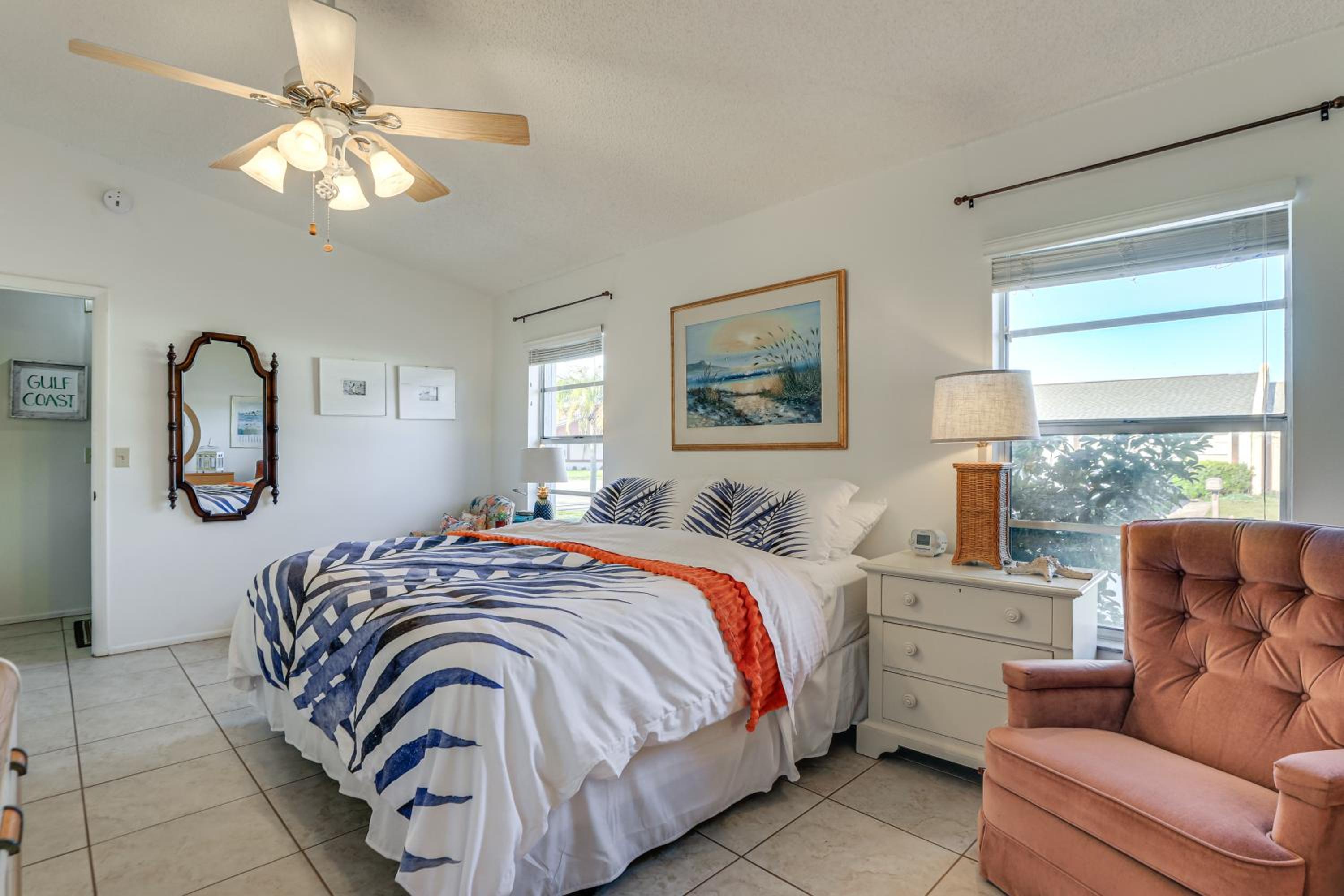 Pool Access Condo 4 Mi to Bradenton Riverwalk!
