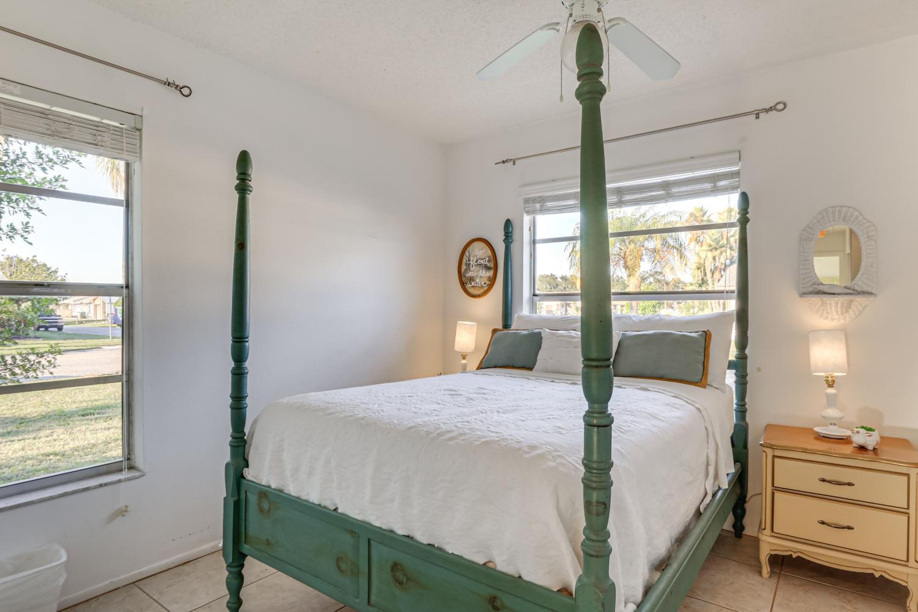 Pool Access Condo 4 Mi to Bradenton Riverwalk!