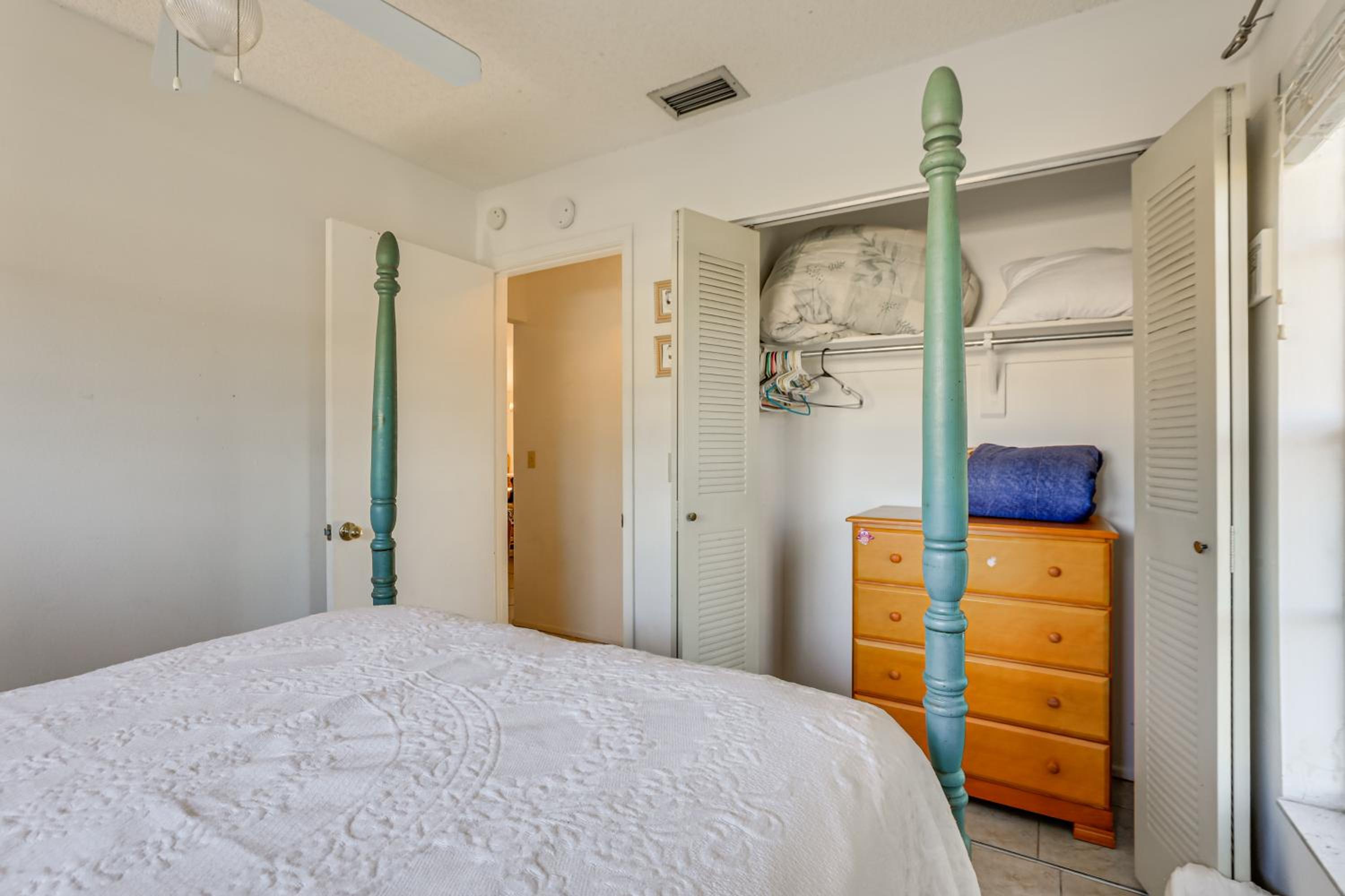 Pool Access Condo 4 Mi to Bradenton Riverwalk!