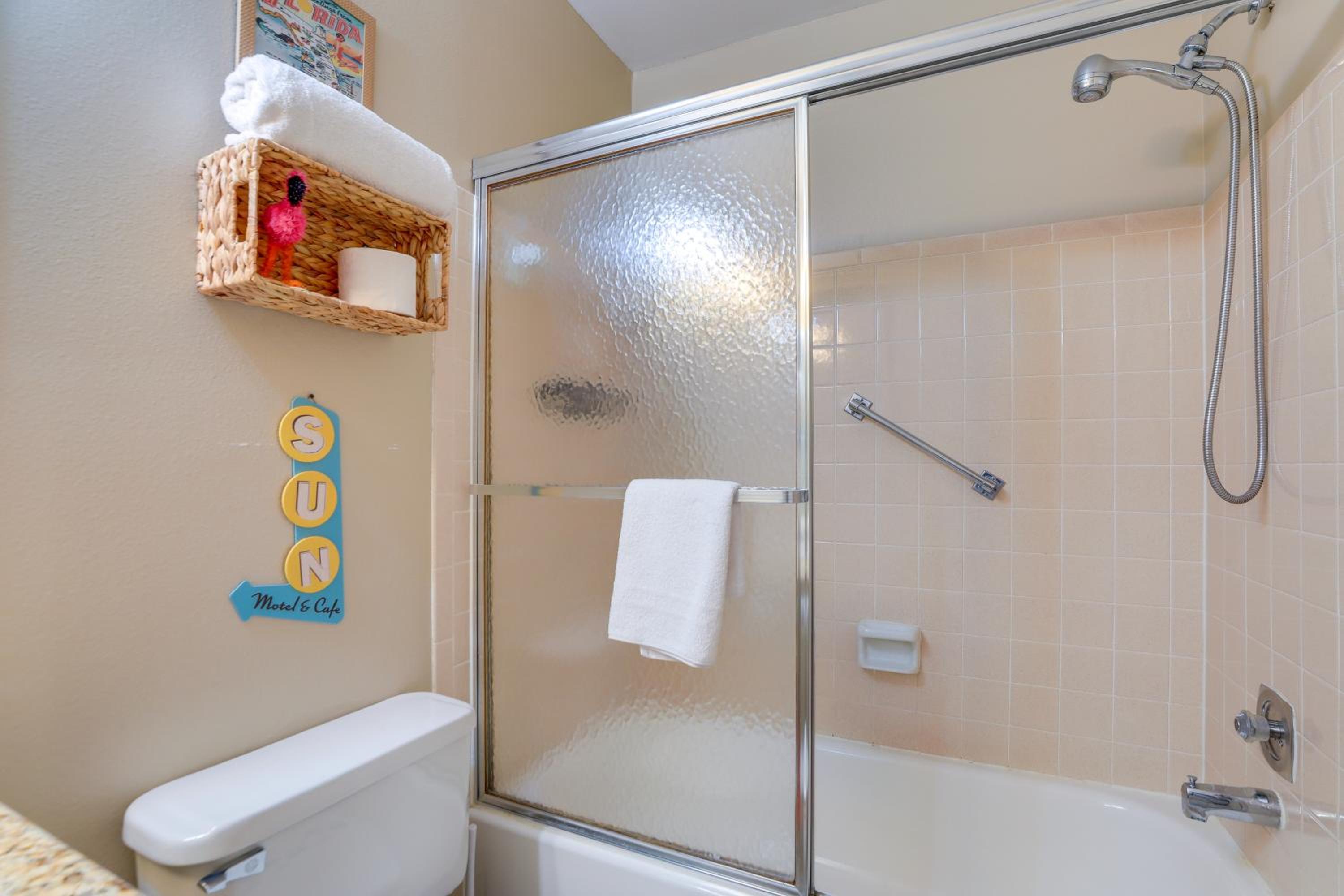 Pool Access Condo 4 Mi to Bradenton Riverwalk!
