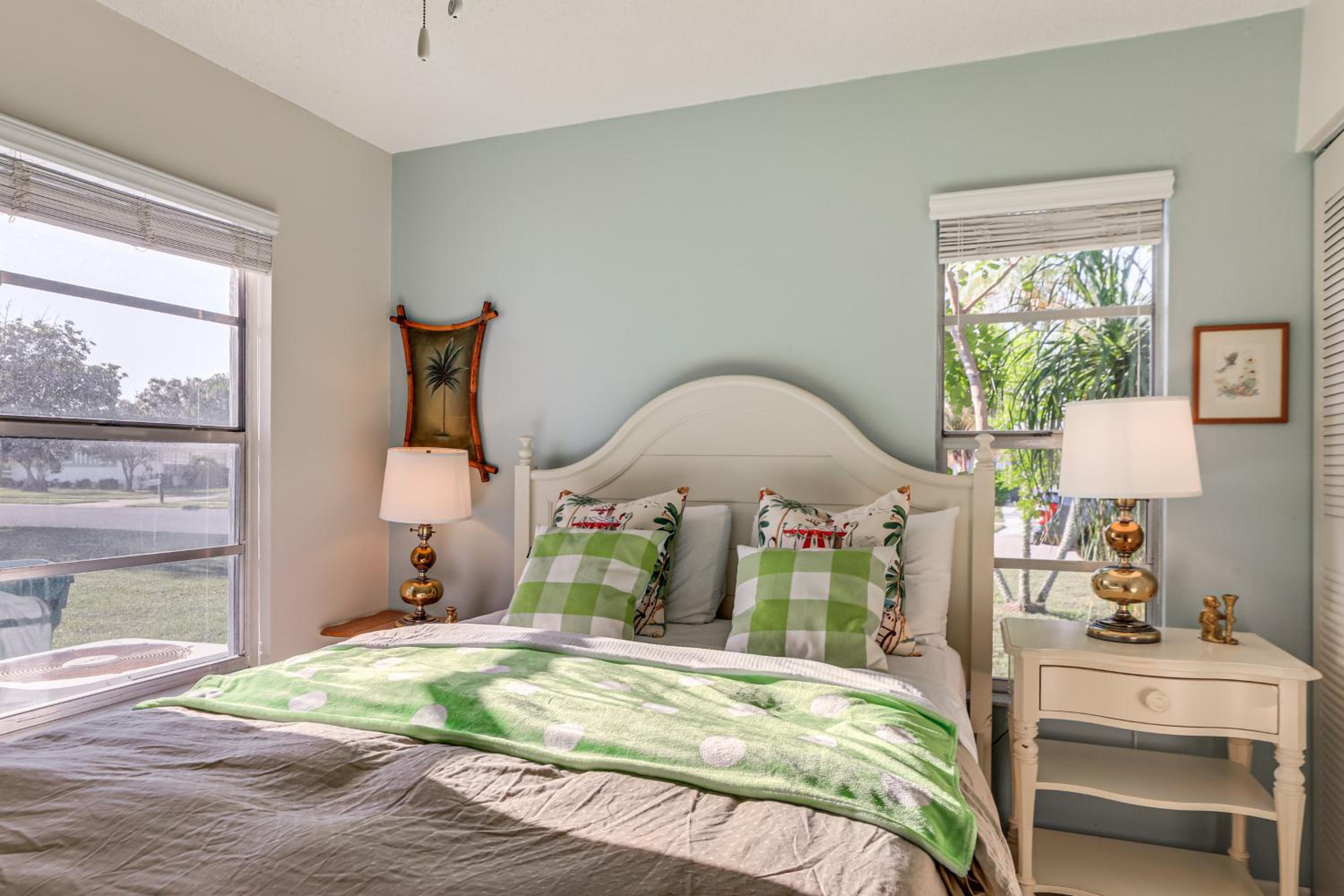 Pool Access Condo 4 Mi to Bradenton Riverwalk!