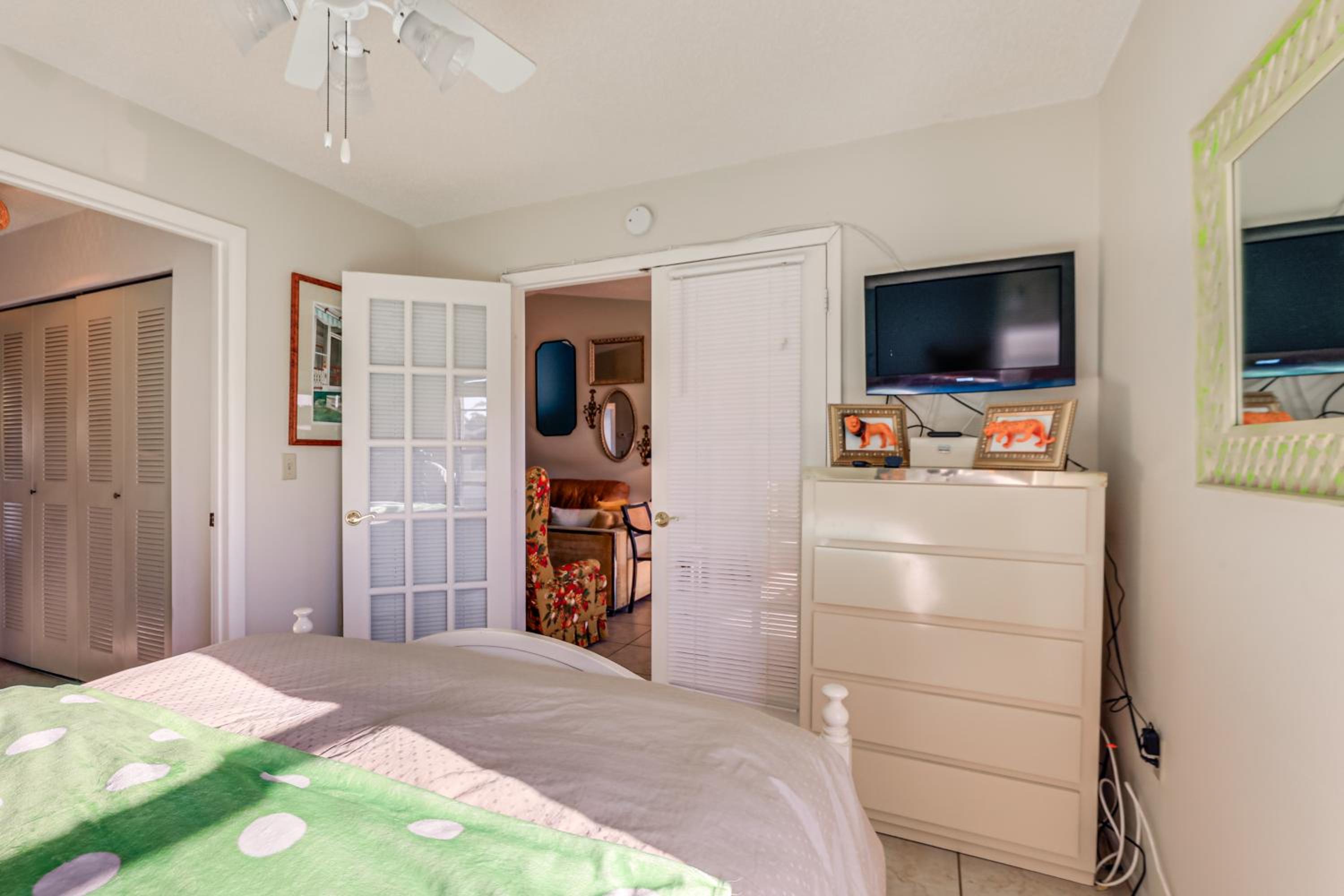 Pool Access Condo 4 Mi to Bradenton Riverwalk!