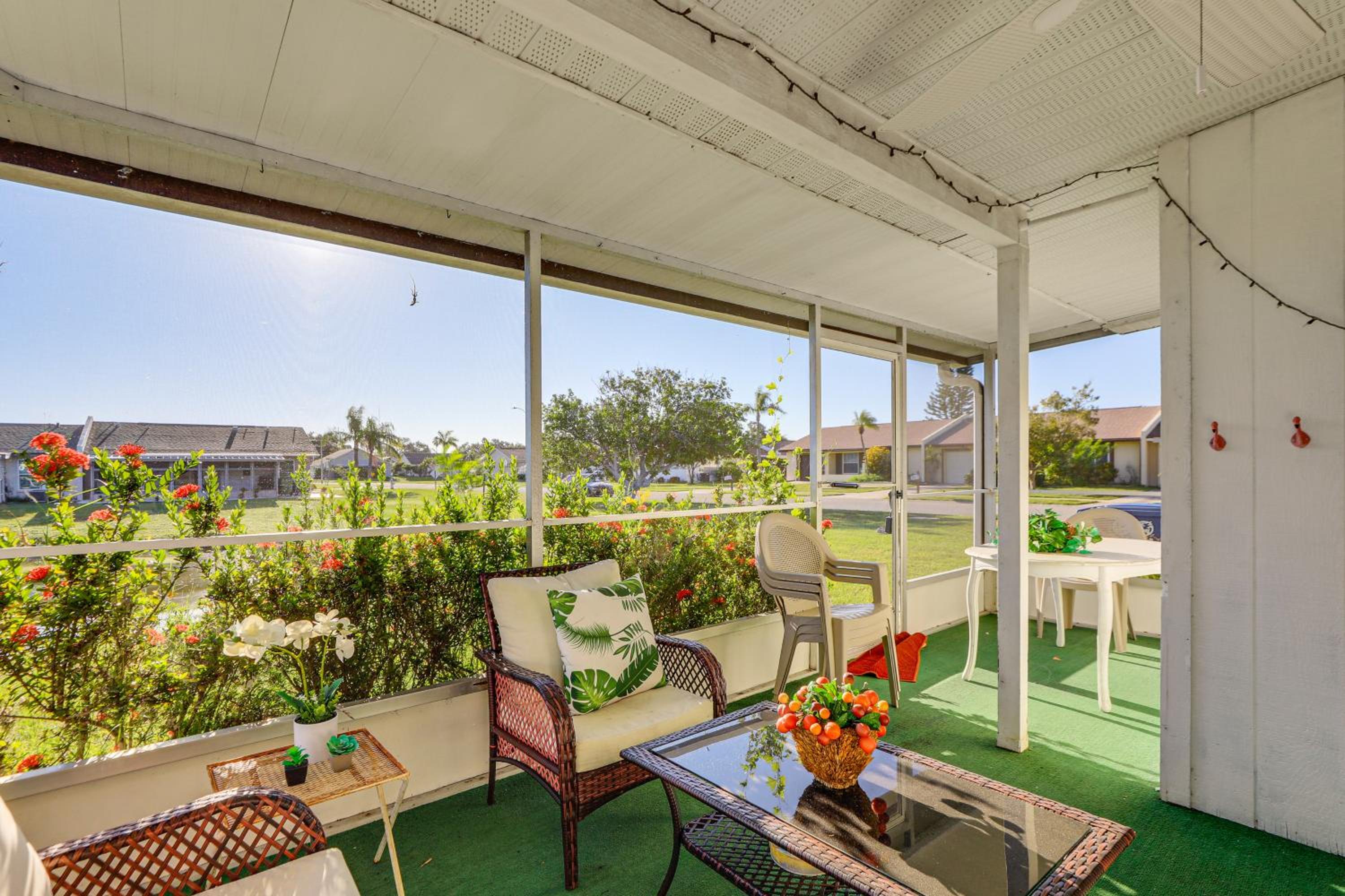 Pool Access Condo 4 Mi to Bradenton Riverwalk!