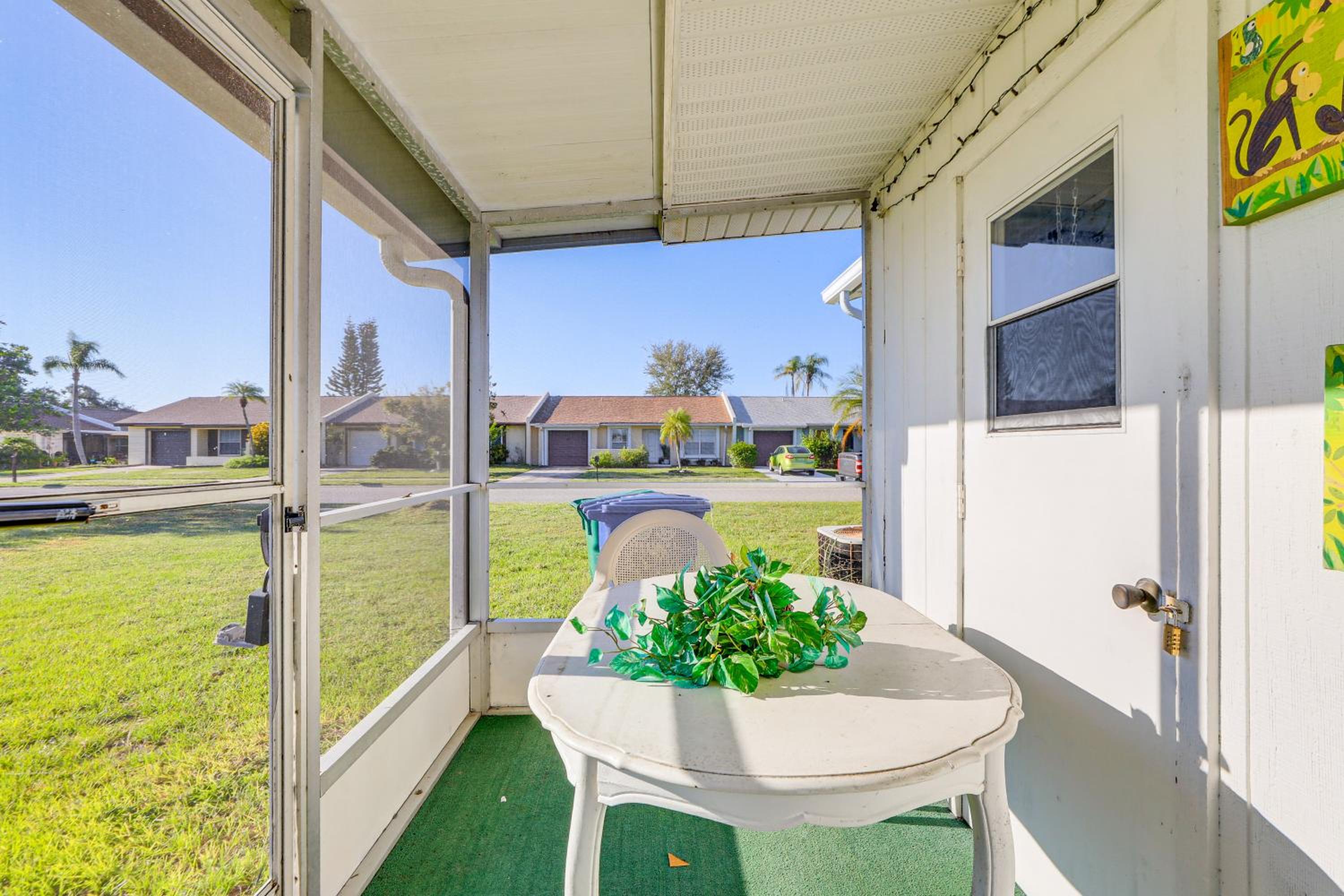 Pool Access Condo 4 Mi to Bradenton Riverwalk!
