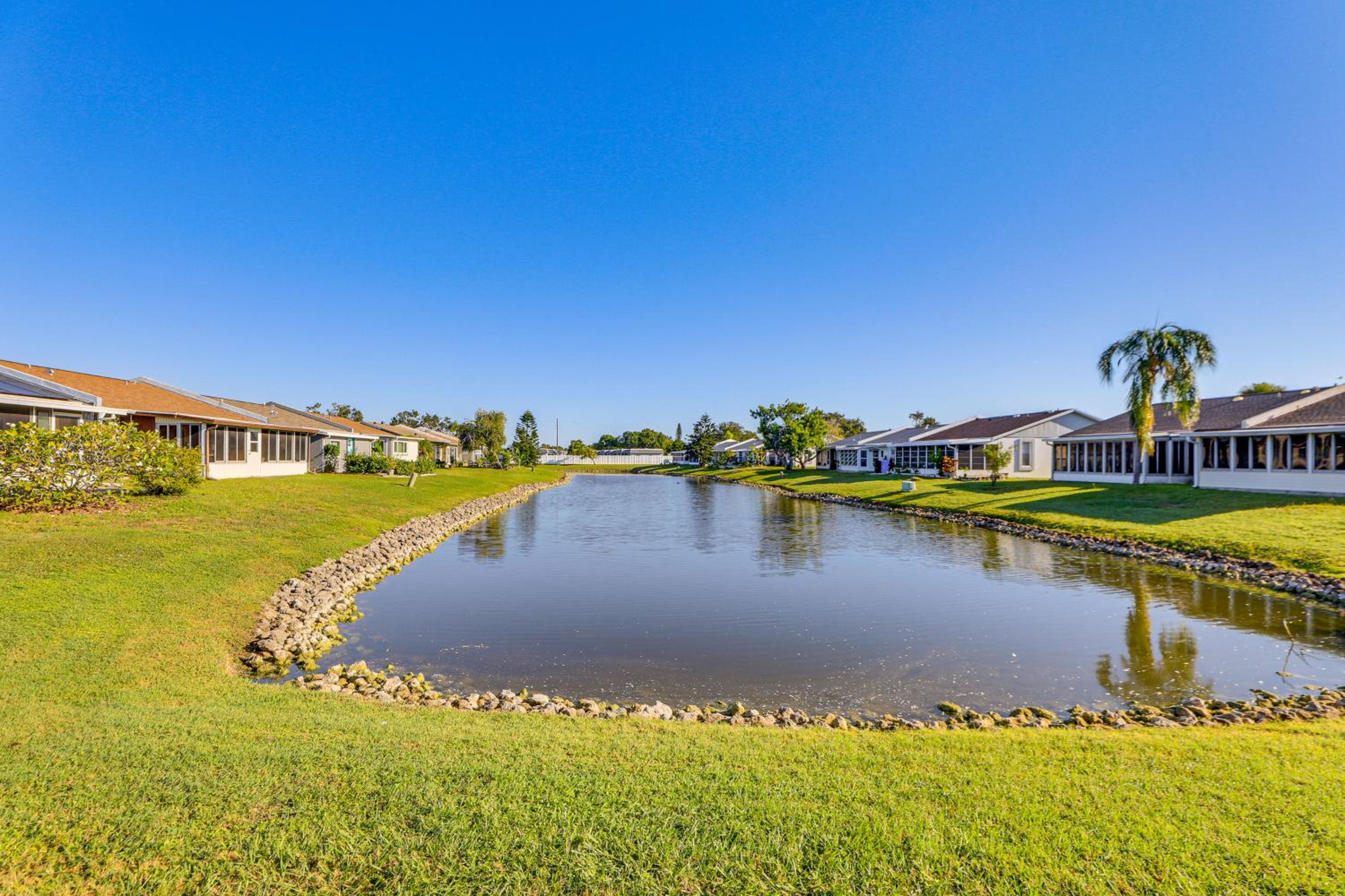 Pool Access Condo 4 Mi to Bradenton Riverwalk!