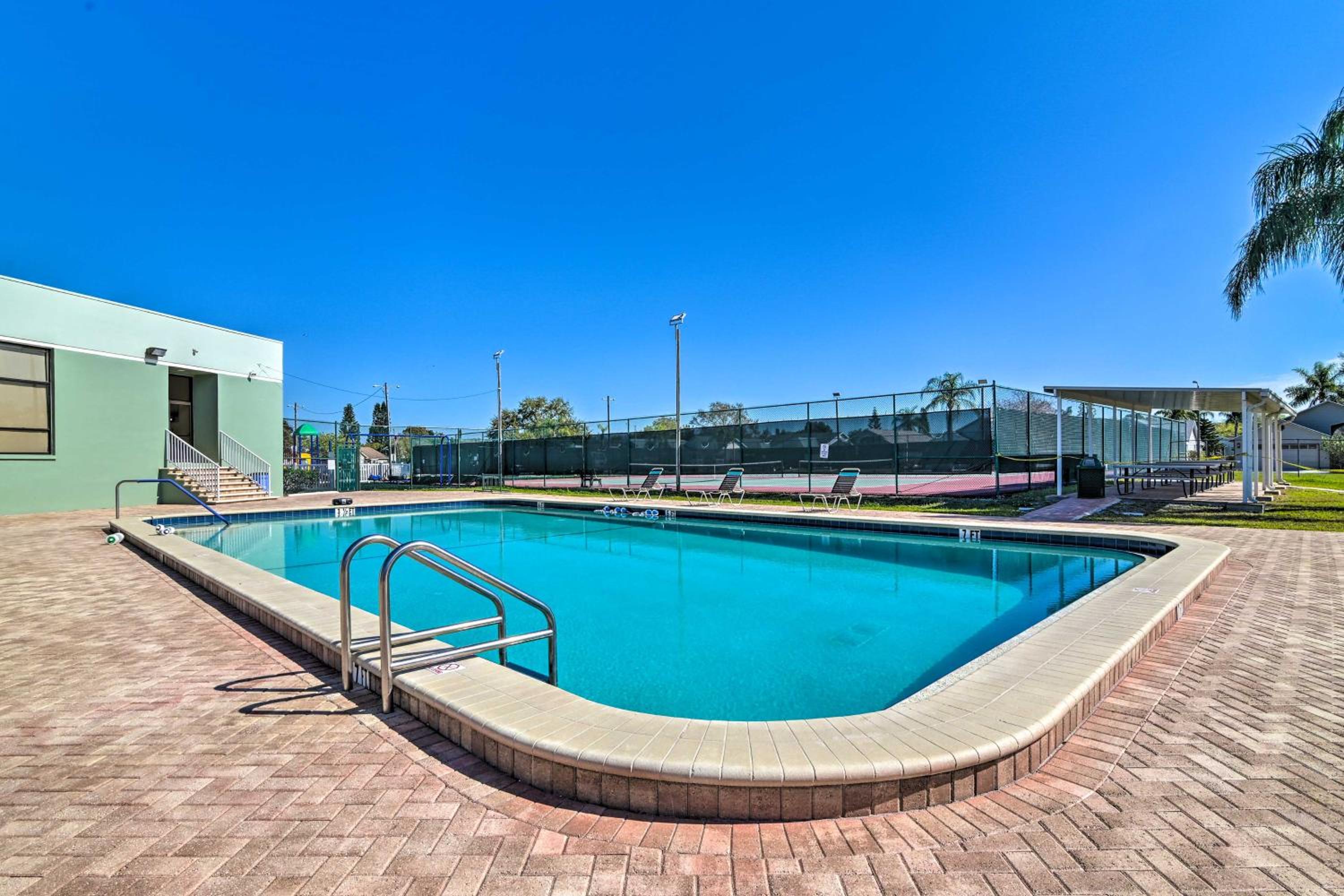 Pool Access Condo 4 Mi to Bradenton Riverwalk!