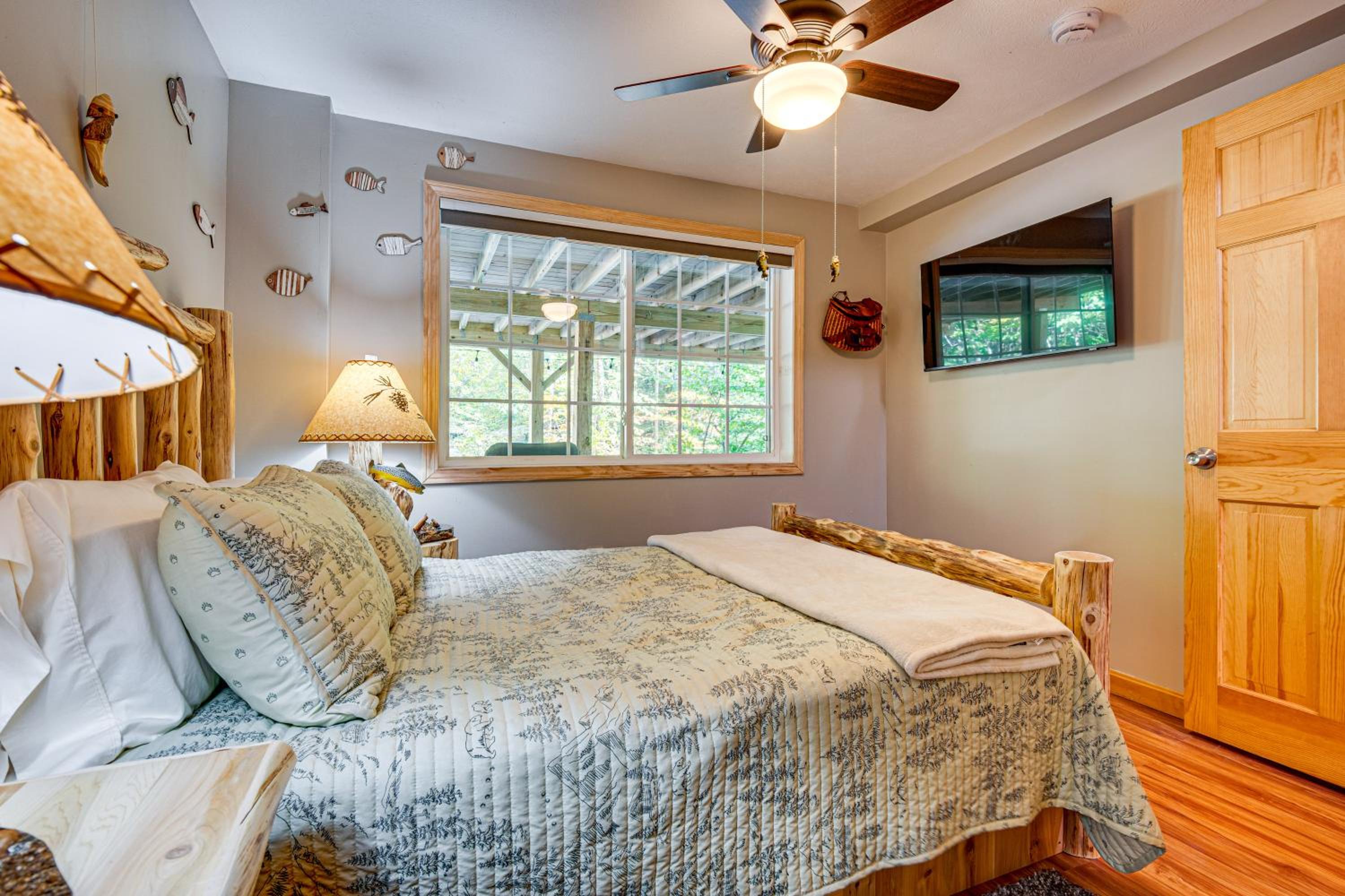 On Baxter Lake Wooded Retreat Near Trails