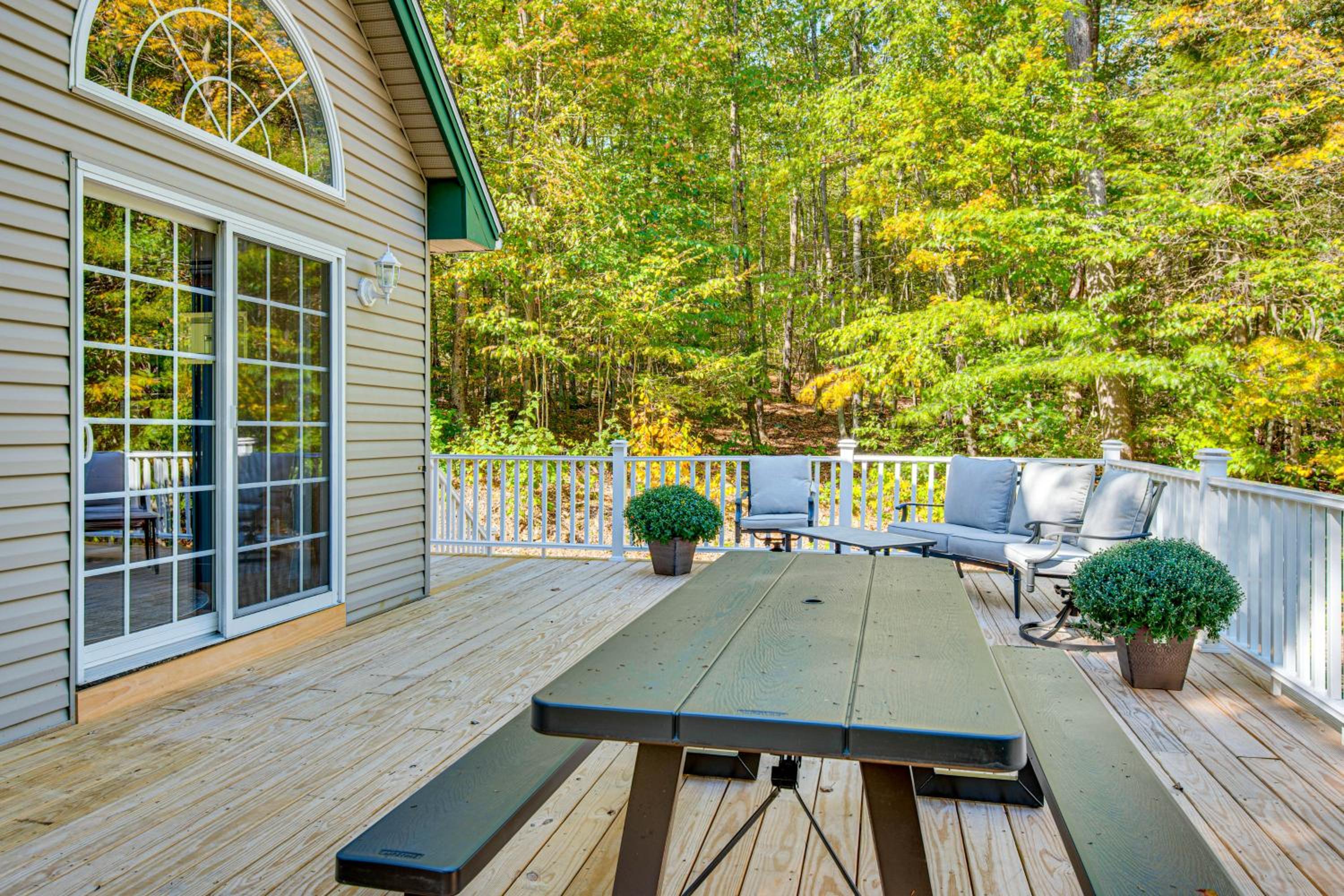 On Baxter Lake Wooded Retreat Near Trails