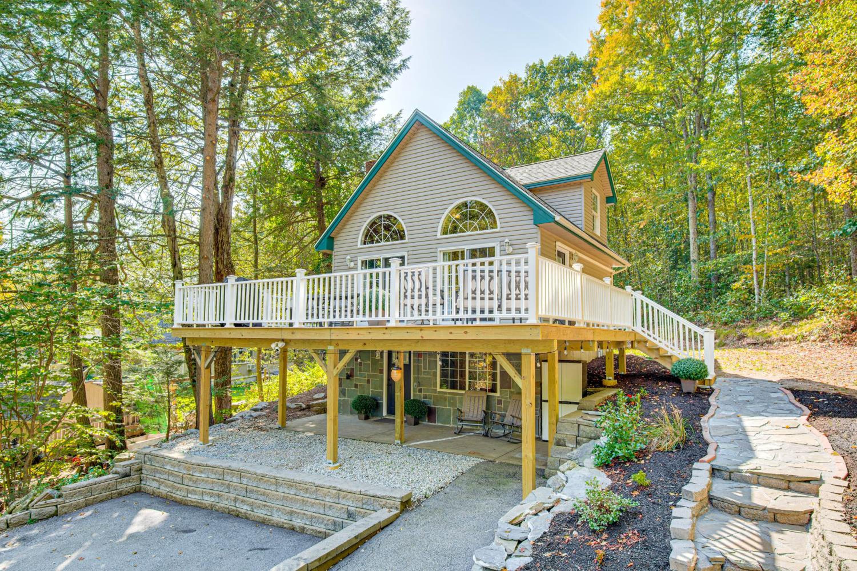 On Baxter Lake Wooded Retreat Near Trails