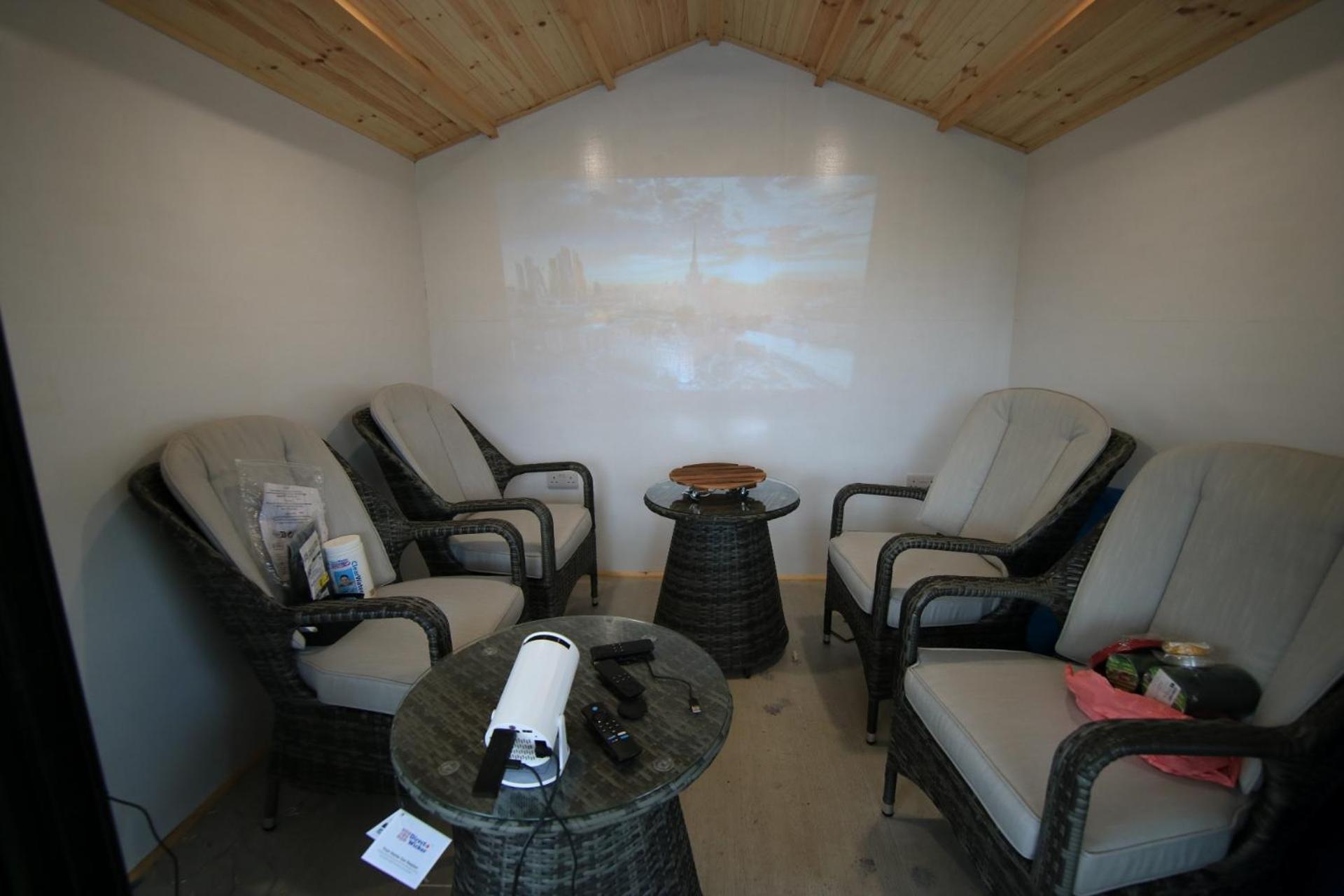 Sunset Retreat Cabin, Private Hot Tub with Mini Cinema Projector & Garden views