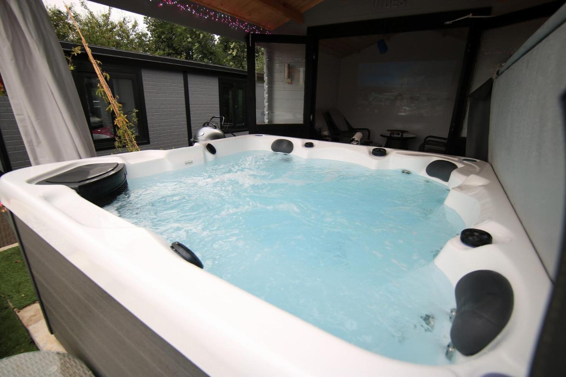 Sunset Retreat Cabin, Private Hot Tub with Mini Cinema Projector & Garden views