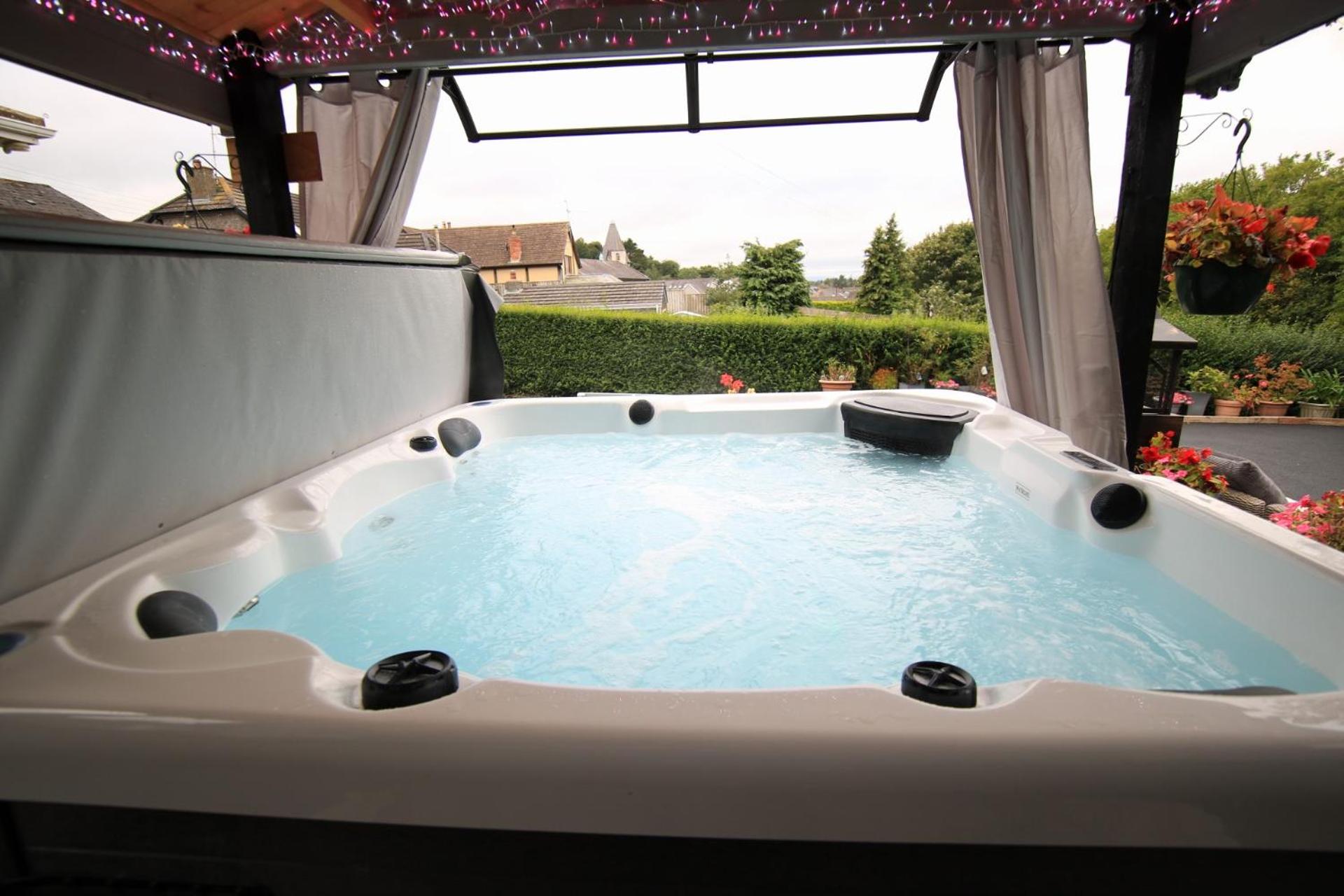 Sunset Retreat Cabin, Private Hot Tub with Mini Cinema Projector & Garden views