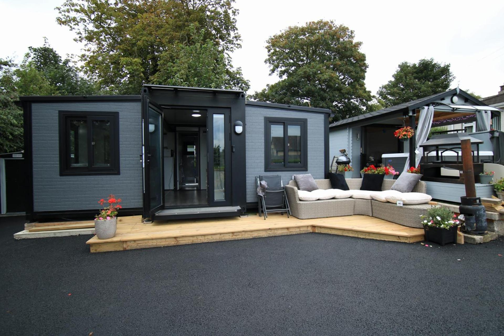 Sunset Retreat Cabin, Private Hot Tub with Mini Cinema Projector & Garden views