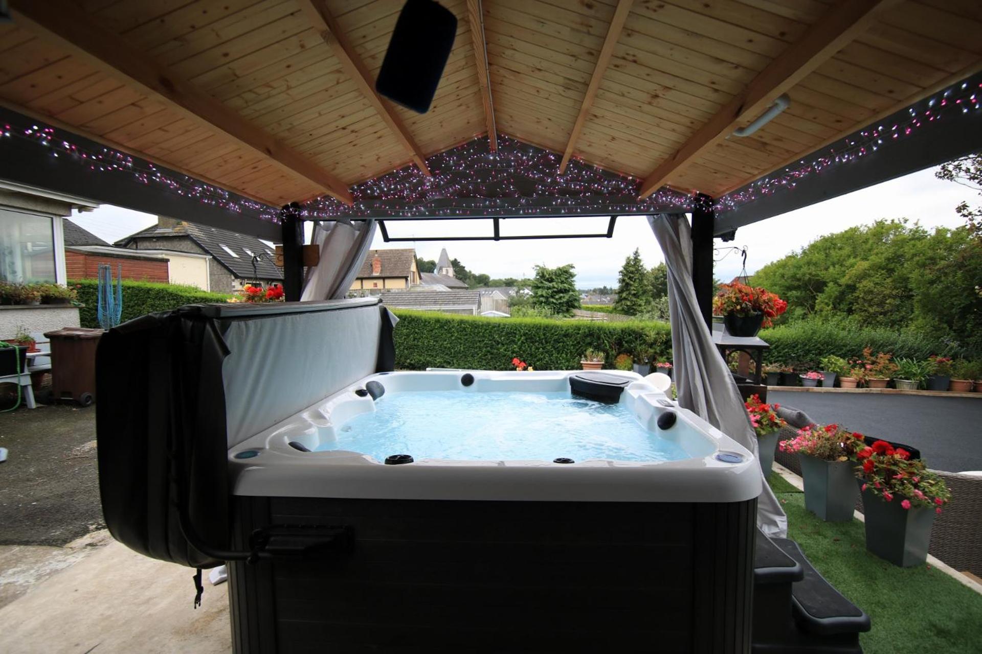 Sunset Retreat Cabin, Private Hot Tub with Mini Cinema Projector & Garden views