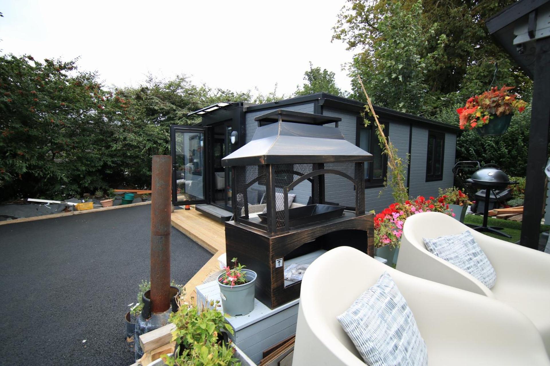 Sunset Retreat Cabin, Private Hot Tub with Mini Cinema Projector & Garden views