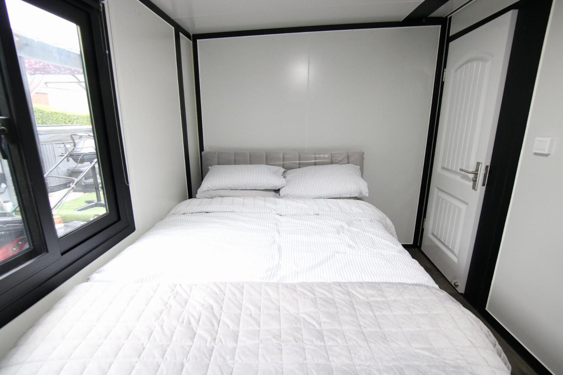 Sunset Retreat Cabin, Private Hot Tub with Mini Cinema Projector & Garden views