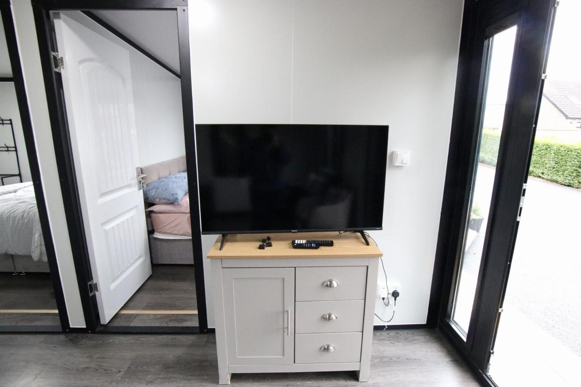 Sunset Retreat Cabin, Private Hot Tub with Mini Cinema Projector & Garden views