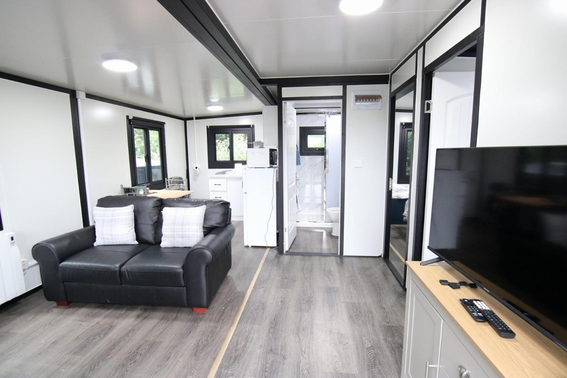 Sunset Retreat Cabin, Private Hot Tub with Mini Cinema Projector & Garden views