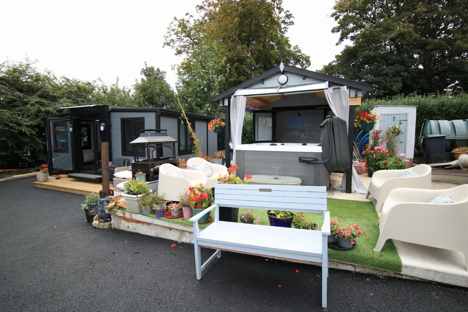 Sunset Retreat Cabin, Private Hot Tub with Mini Cinema Projector & Garden views