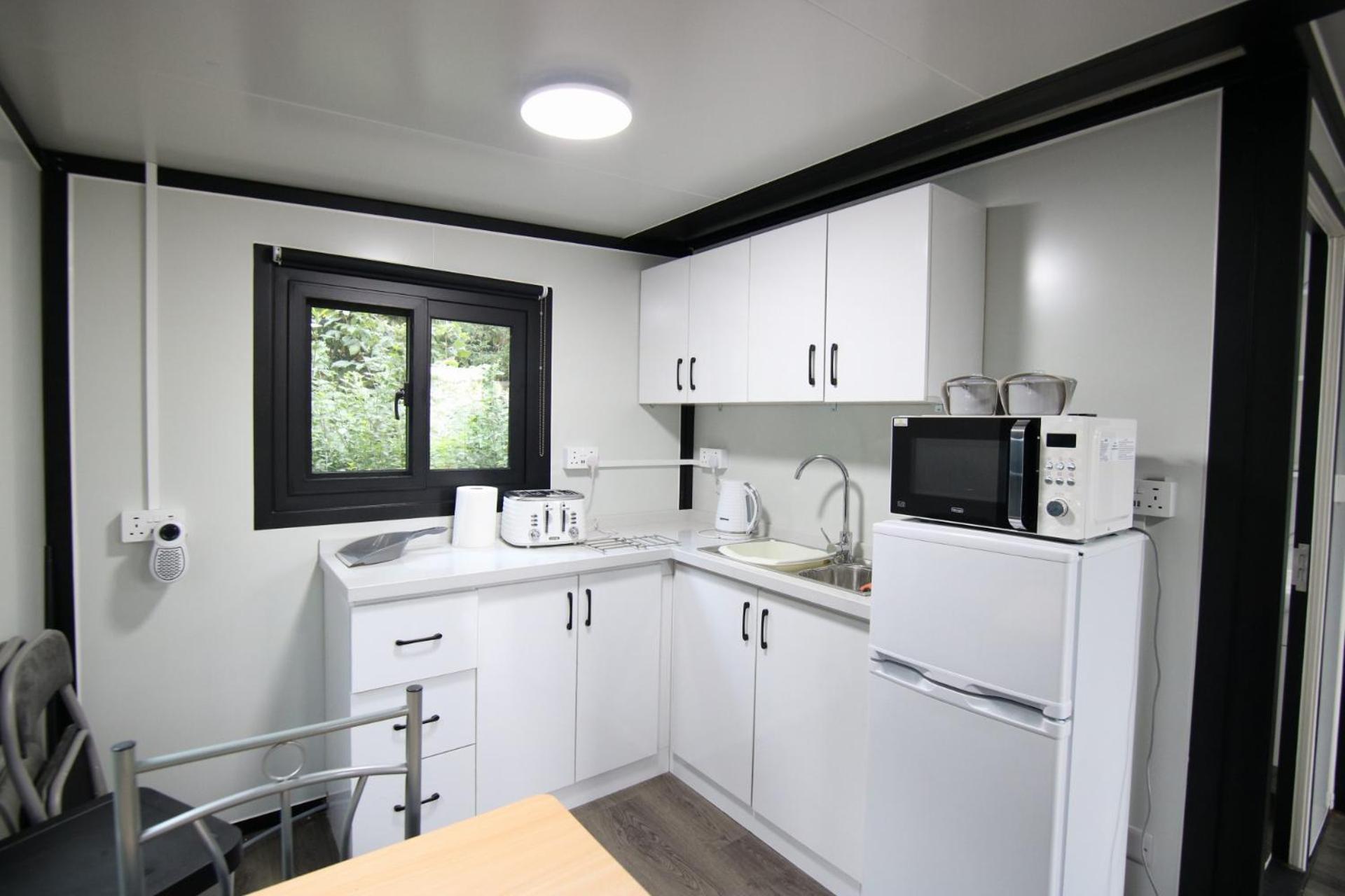 Sunset Retreat Cabin, Private Hot Tub with Mini Cinema Projector & Garden views