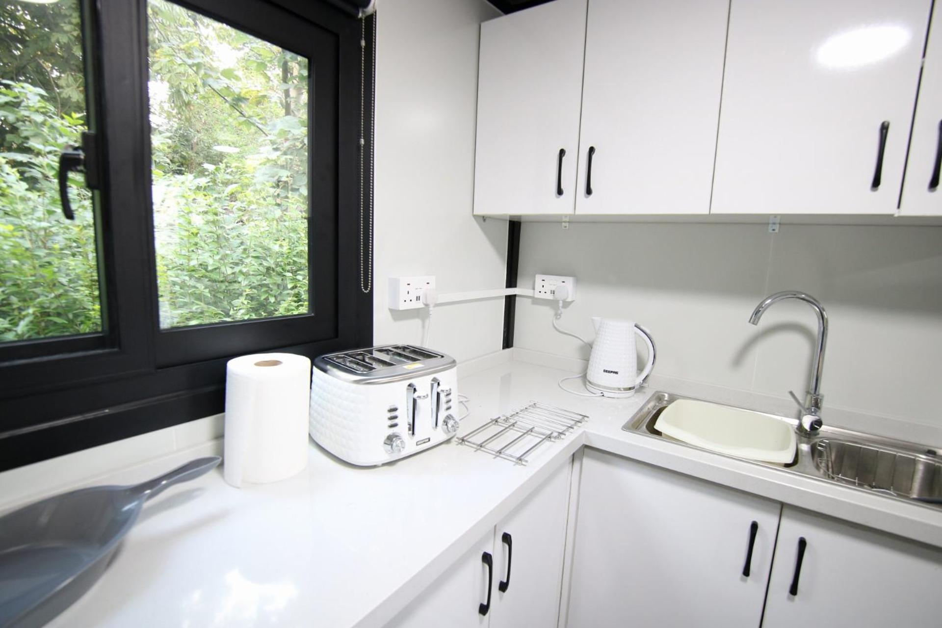 Sunset Retreat Cabin, Private Hot Tub with Mini Cinema Projector & Garden views