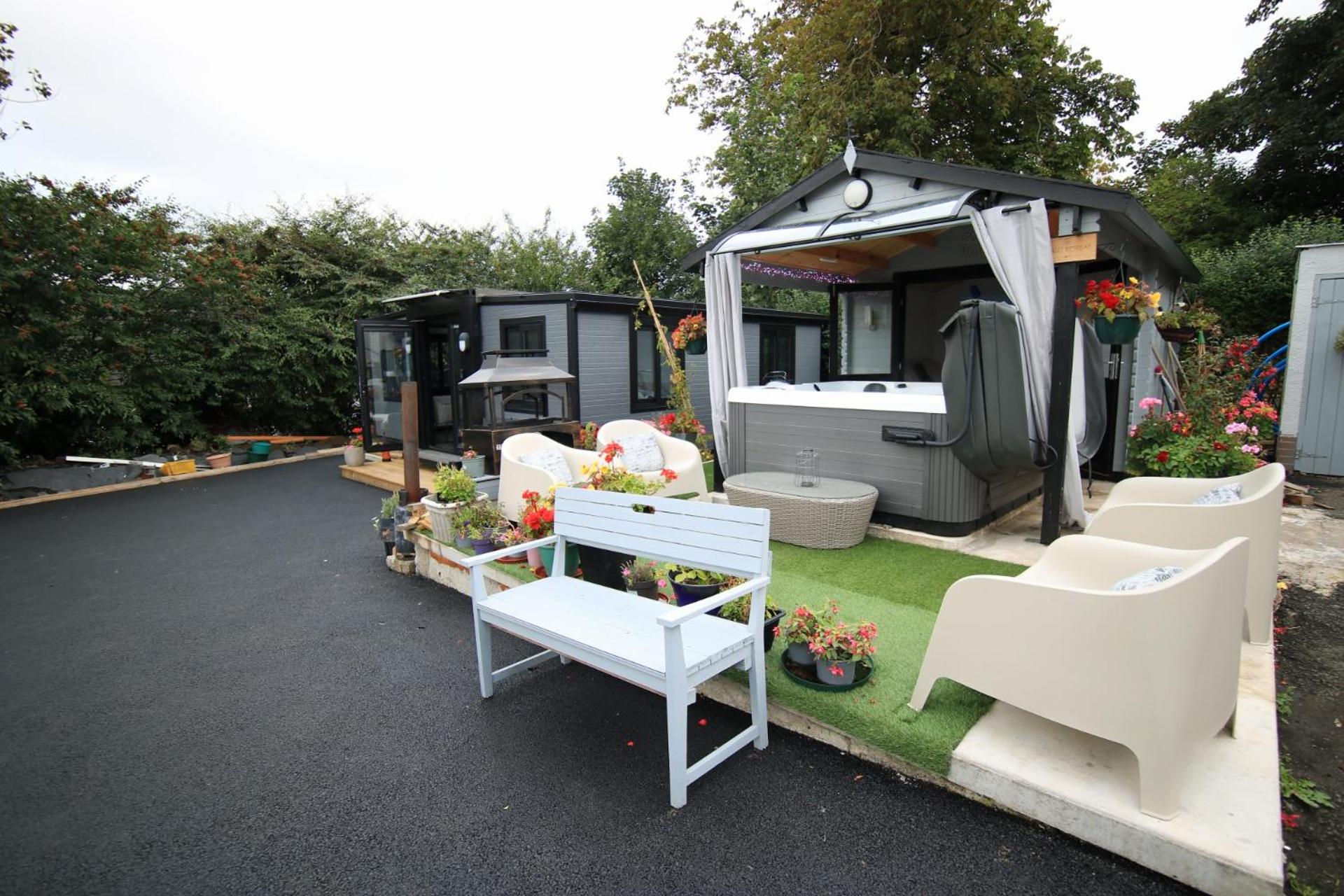 Sunset Retreat Cabin, Private Hot Tub with Mini Cinema Projector & Garden views