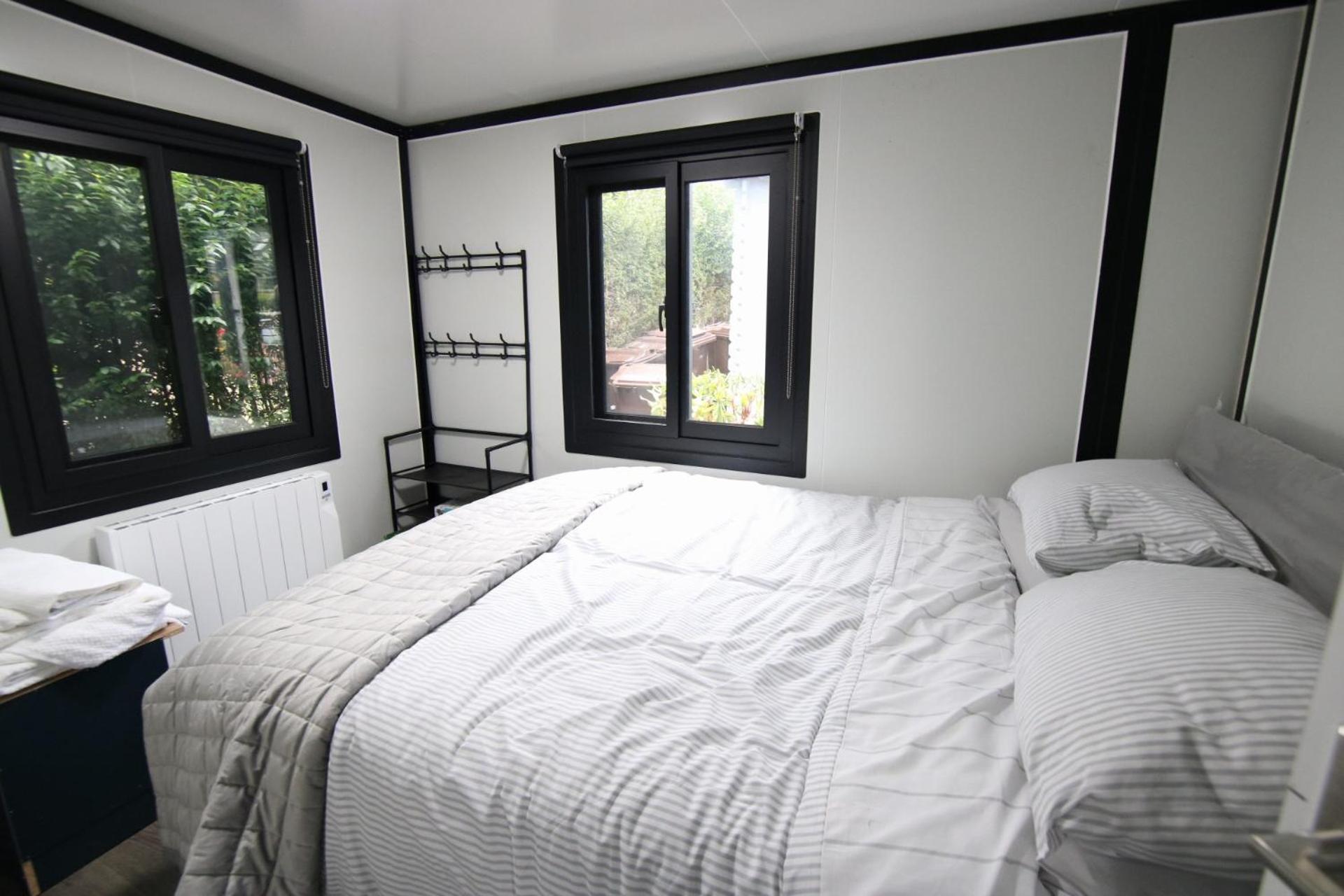 Sunset Retreat Cabin, Private Hot Tub with Mini Cinema Projector & Garden views