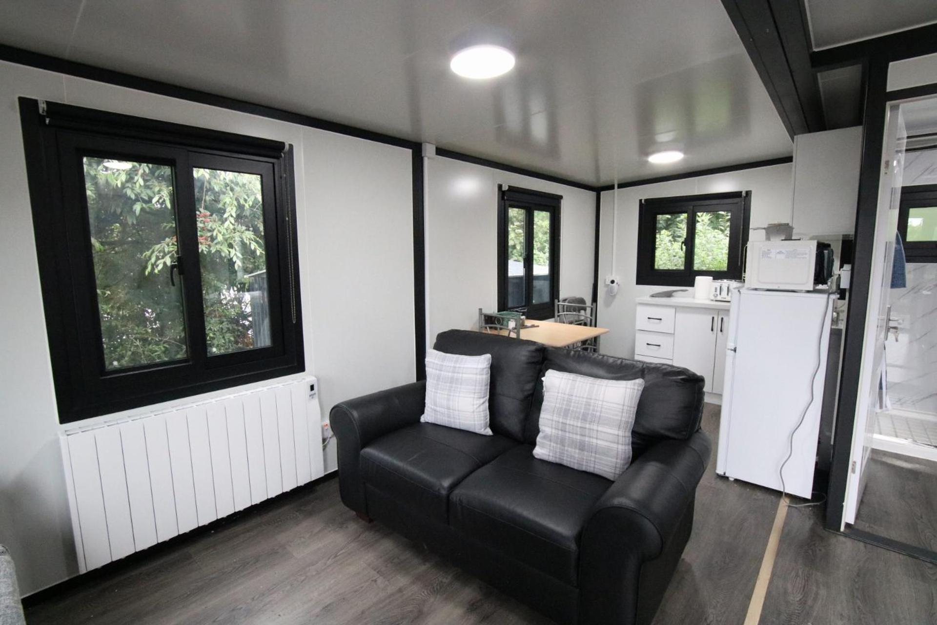 Sunset Retreat Cabin, Private Hot Tub with Mini Cinema Projector & Garden views