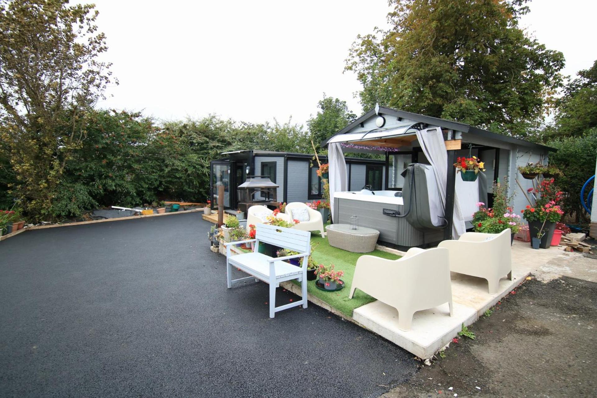 Sunset Retreat Cabin, Private Hot Tub with Mini Cinema Projector & Garden views